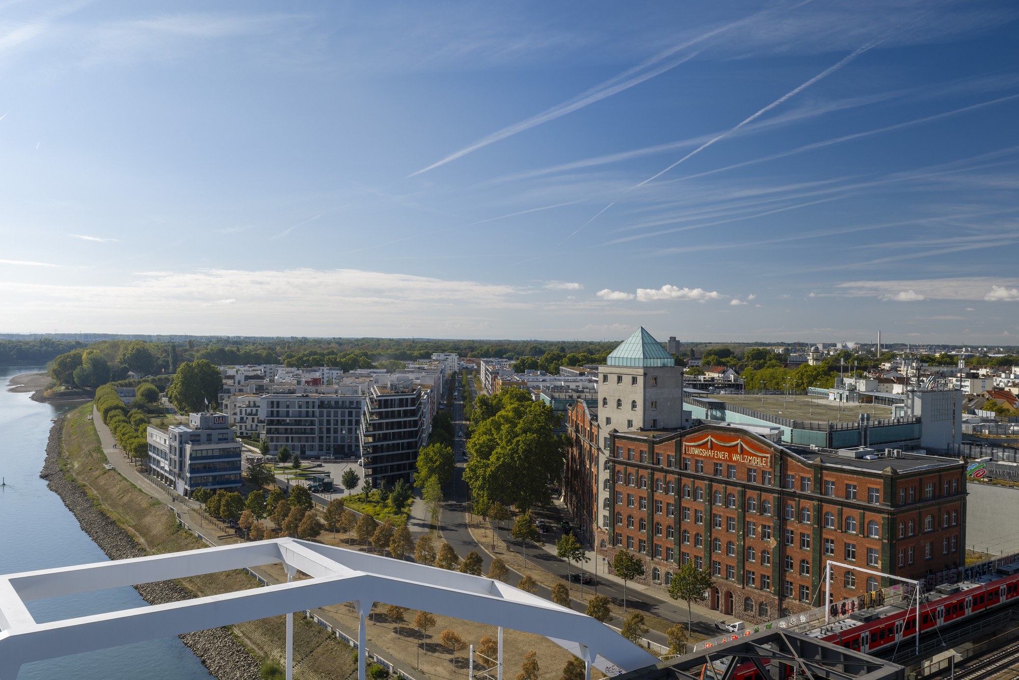 Ludwigshafener Walzmühle — Luftbild mit Rheinufer, Uferpromenade und angrenzender Neubebauung