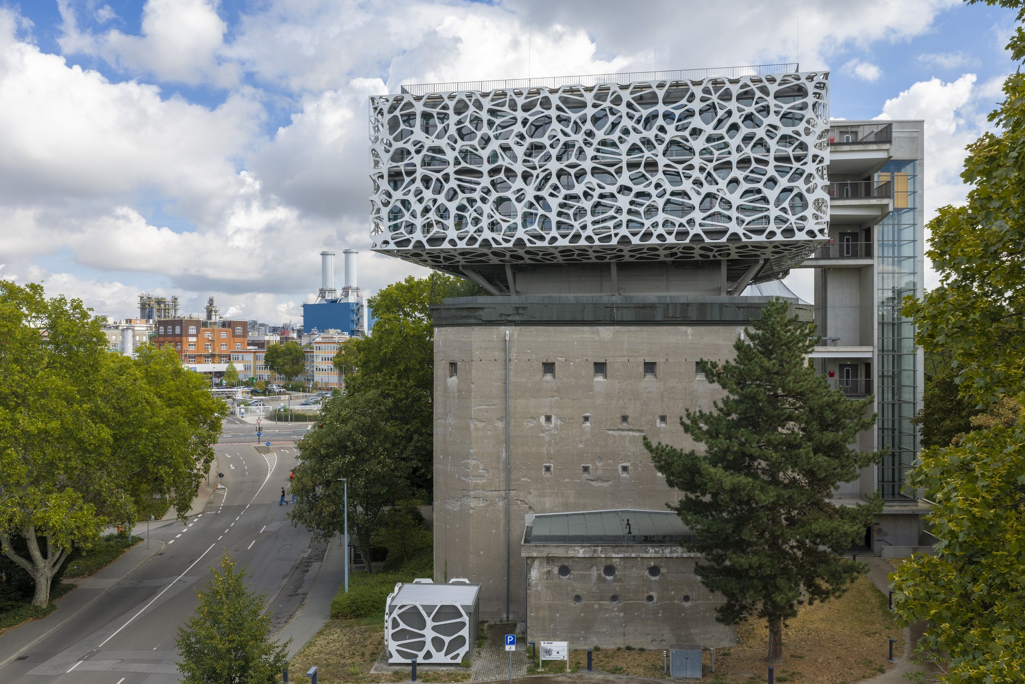 BASF Creation Center, Ludwigshafen am Rhein — Luftbild des Aufbaus über dem Bunker, links die Karl-Müller-Straße, im Hintergrund das BASF-Werk