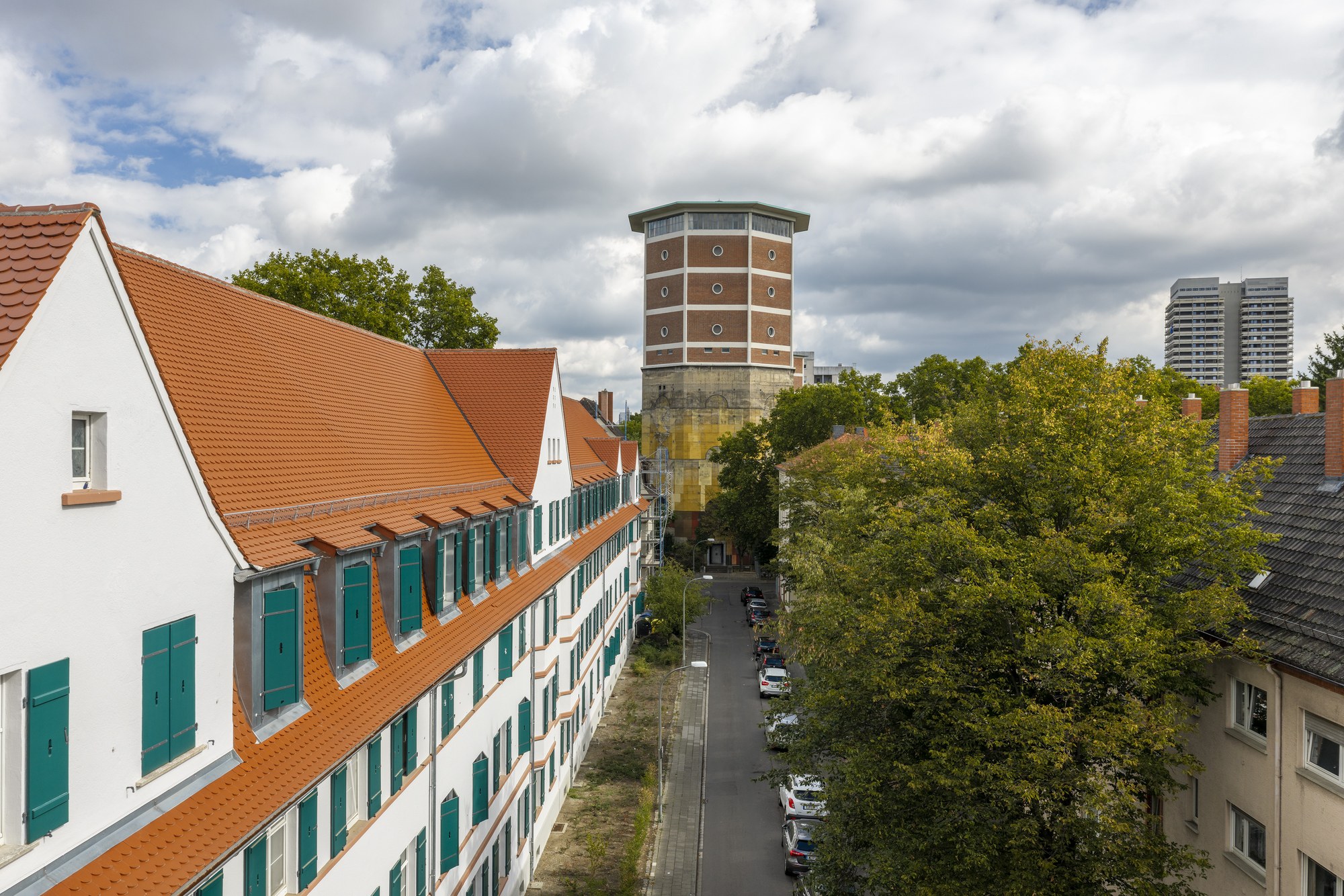 Rolleswasserturm, Ludwigshafen am Rhein — erhöhter Blick über die Dächer der Nachbarbebauung zum Turm