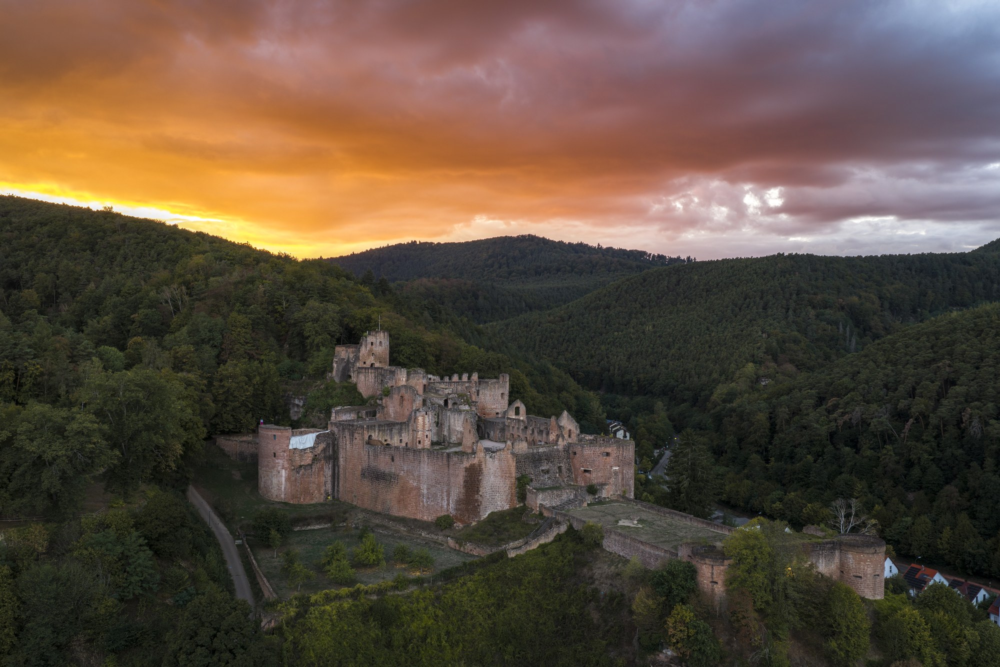 Burgruine Hardenburg, Bad Dürkheim — Luftbild der Ruine auf dem Bergsporn im Isenachtal bei Sonnenuntergang