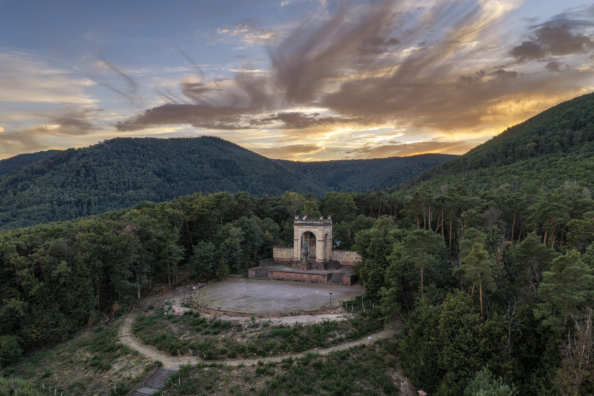 Sieges- und Friedensdenkmal, Edenkoben — Luftbild des Denkmals auf der Waldlichtung im Pfälzerwald, im Hintergrund die Hänge der Haardt