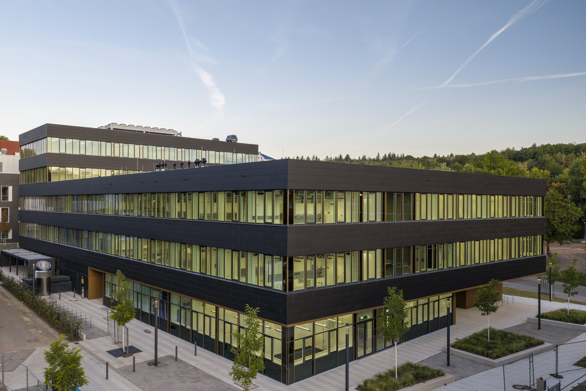 Architekturfotografie Zentrum für Biophysik ZBP, Saarbrücken — Gebäudeecke mit dunkler Keramikfassade und umlaufenden Fensterbändern im Morgenlicht