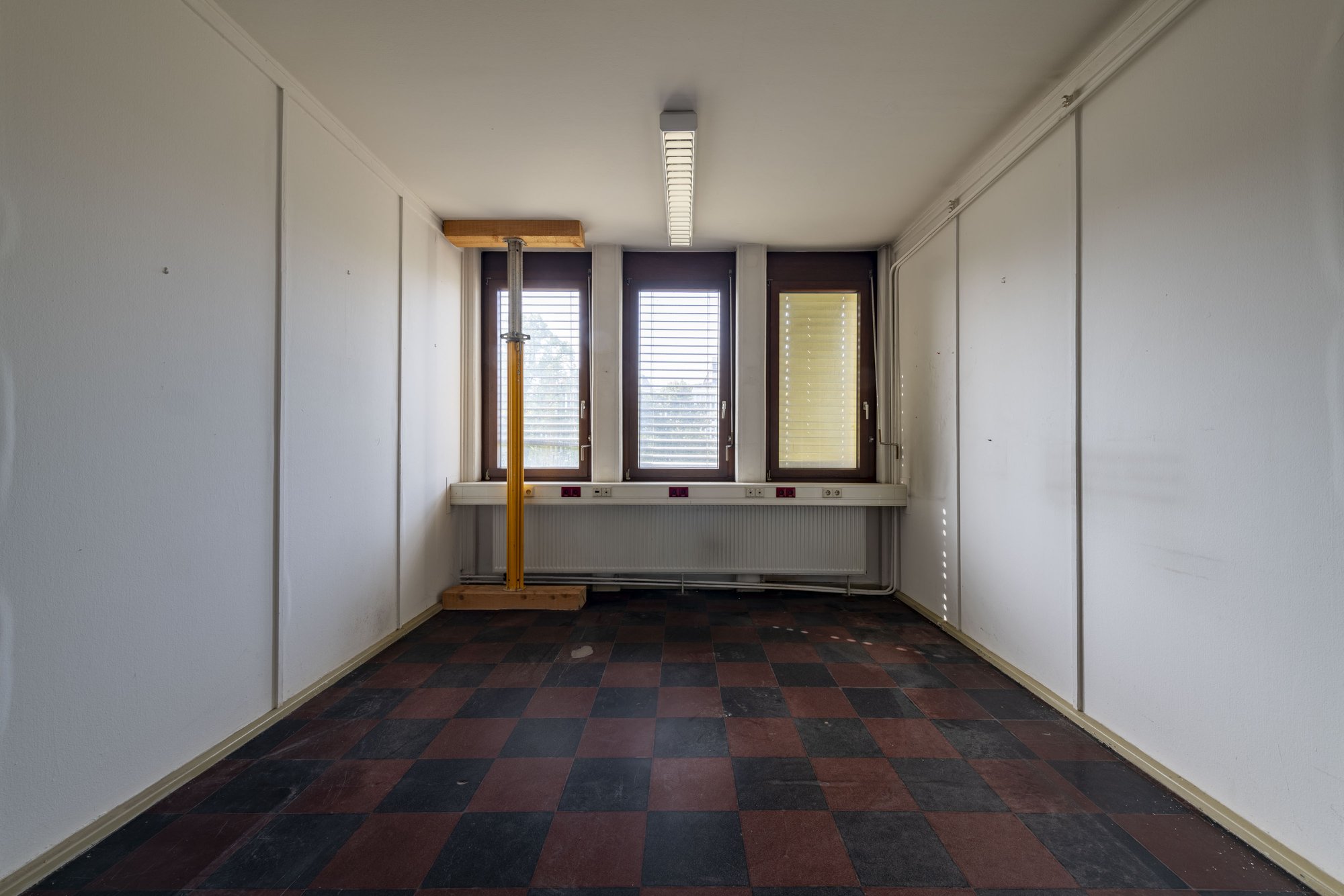 Ehemalige Französische Botschaft, Saarbrücken, Saarland — Büro mit rot-schwarzem Schachbrettboden und Baustempel
