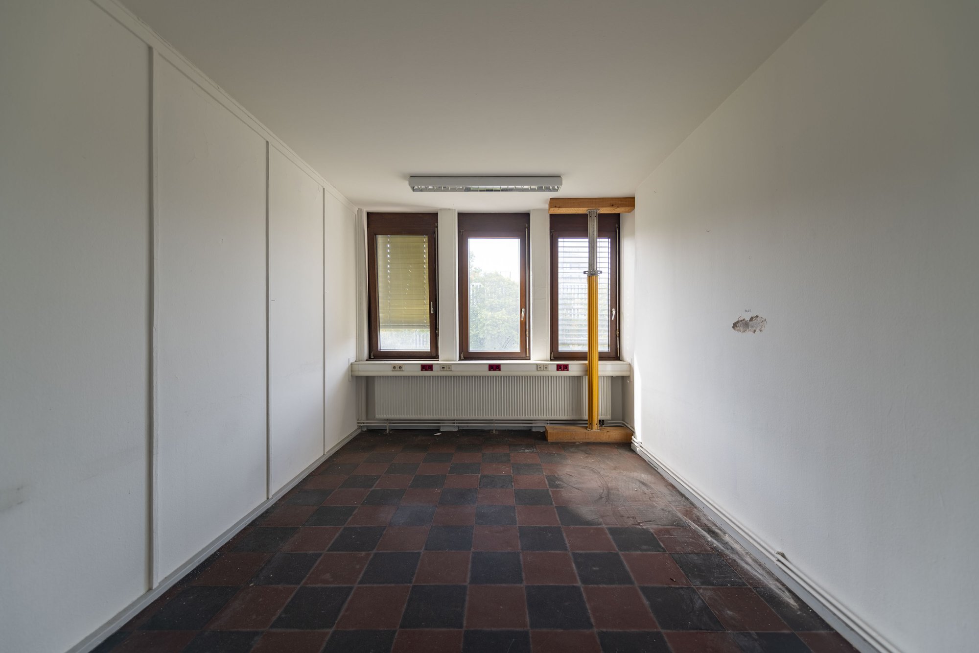 Ehemalige Französische Botschaft, Saarbrücken, Saarland — Büro mit Baustempel an der Fensterwand
