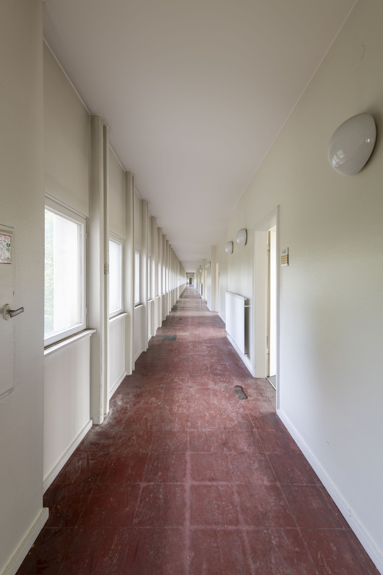 Ehemalige Französische Botschaft, Saarbrücken, Saarland — Derselbe Flur in einem anderen Geschoss, roter Bodenbelag