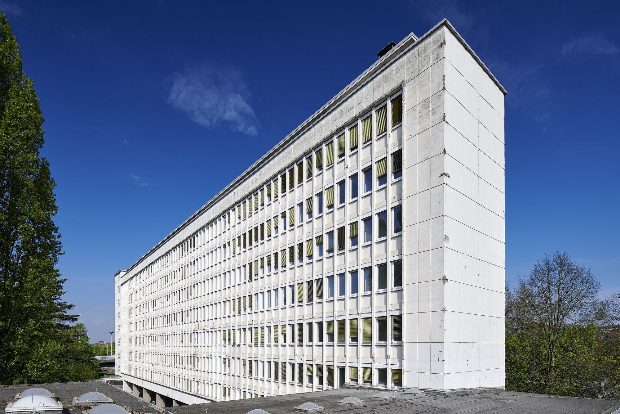 Ehemalige Französische Botschaft, Saarbrücken, Saarland — Das Bürohochhaus mit seinem Sonnenschutzraster, von Südwesten