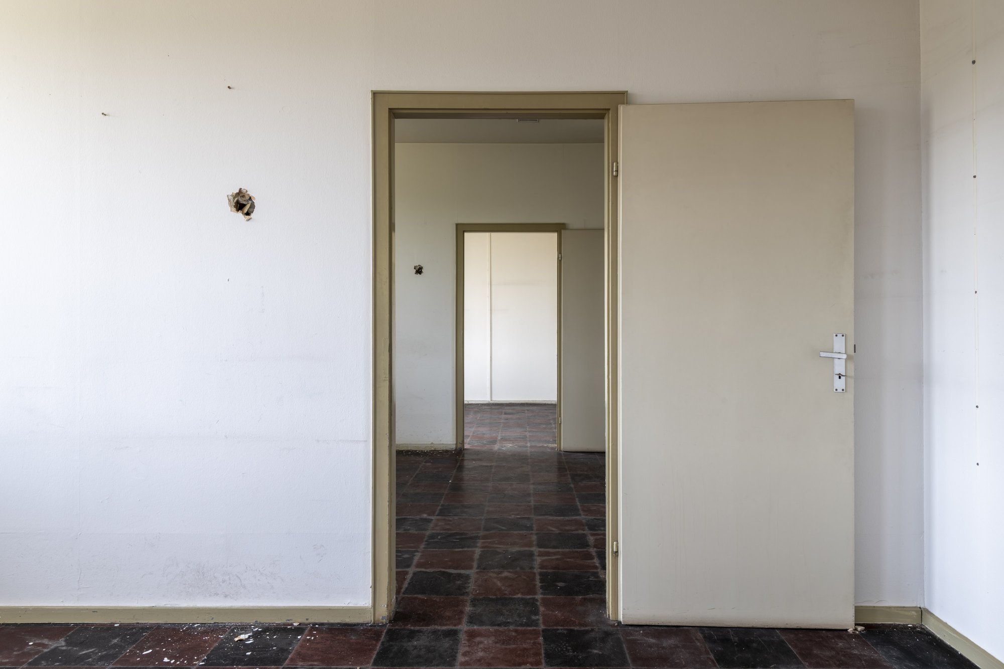 Ehemalige Französische Botschaft, Saarbrücken, Saarland — Blick durch geöffnete Türen in die nächste Raumfolge