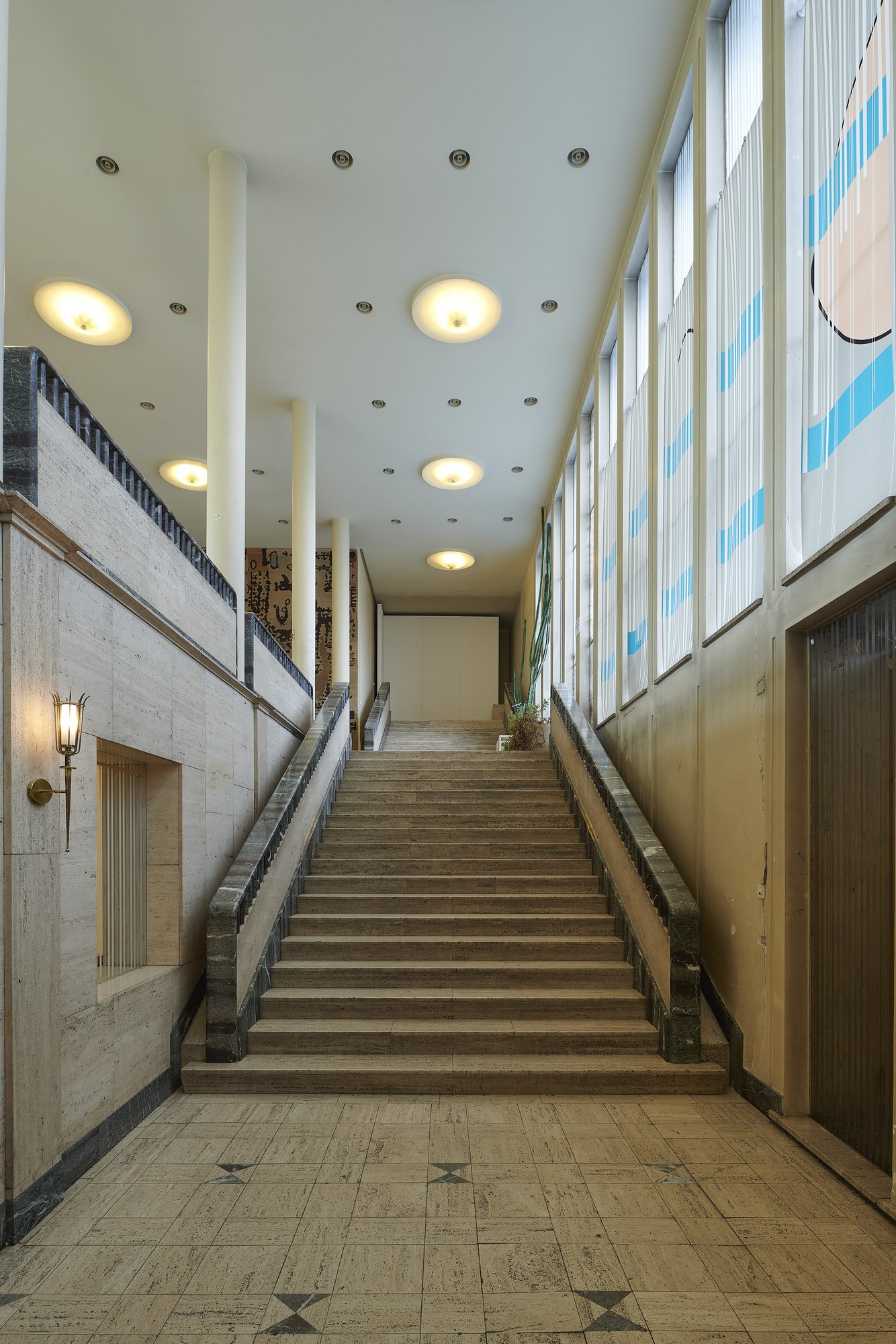 Ehemalige Französische Botschaft, Saarbrücken, Saarland — Freitreppe in der Ehrenhalle mit Travertinwänden und Marmorhandlauf