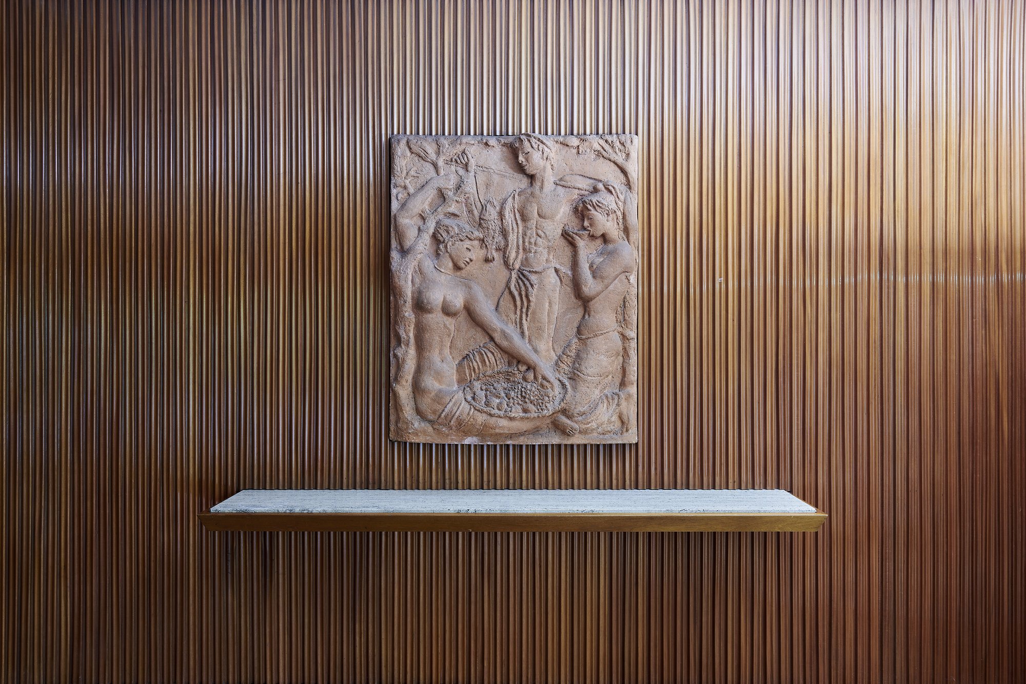 Ehemalige Französische Botschaft, Saarbrücken, Saarland — Steinrelief an der gerillten Holzvertäfelung über einer Marmorkonsole