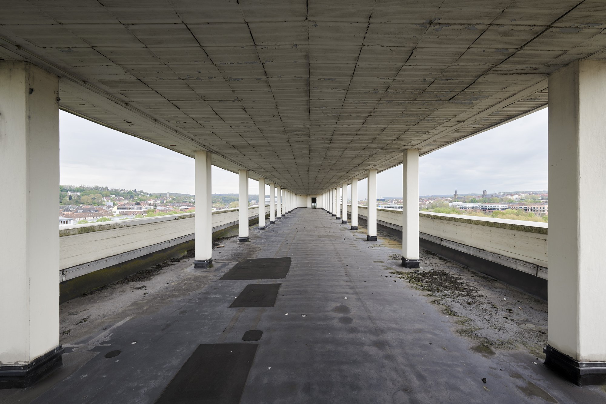 Ehemalige Französische Botschaft, Saarbrücken, Saarland — Die begehbare Dachterrasse mit ihrer Stützenreihe