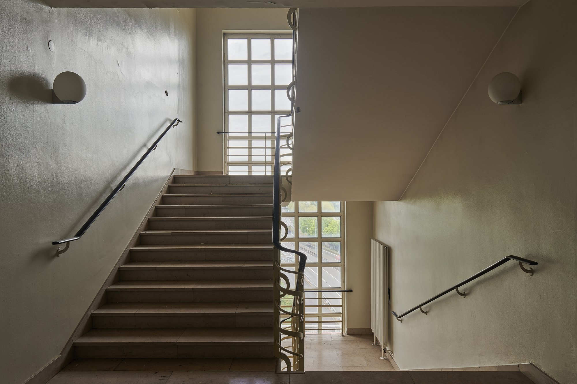 Ehemalige Französische Botschaft, Saarbrücken, Saarland — Treppenhaus mit Glasbausteinfenster und schmiedeeisernem Geländer