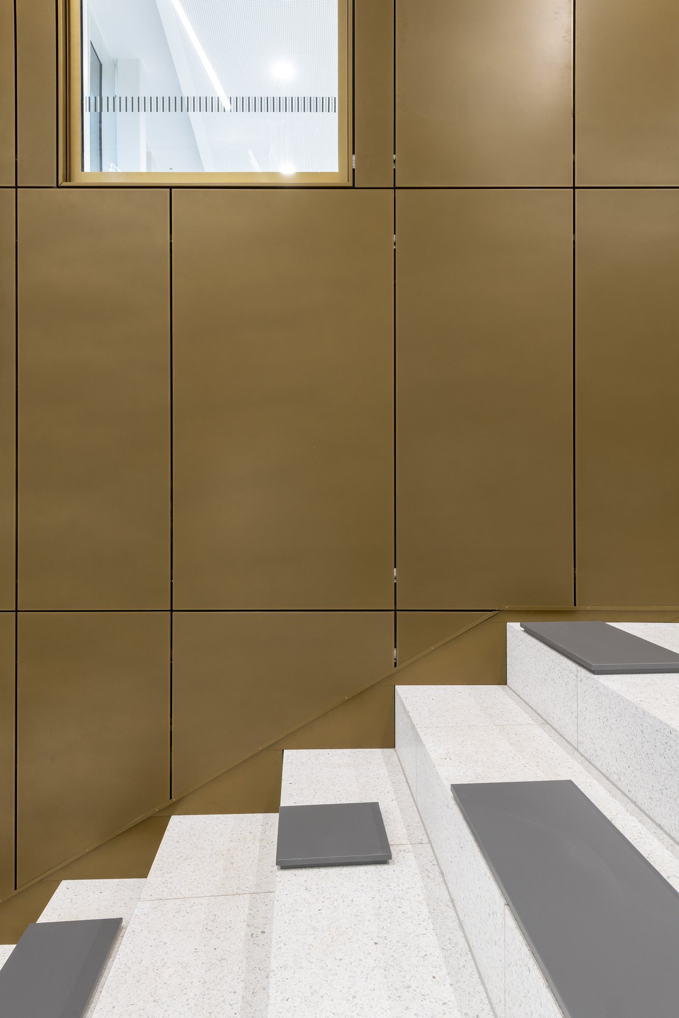 Architekturfotografie Zentrum für Biophysik ZBP, Saarbrücken — Detail der bronzefarbenen Wandbekleidung über den Werksteinstufen der Sitztreppe