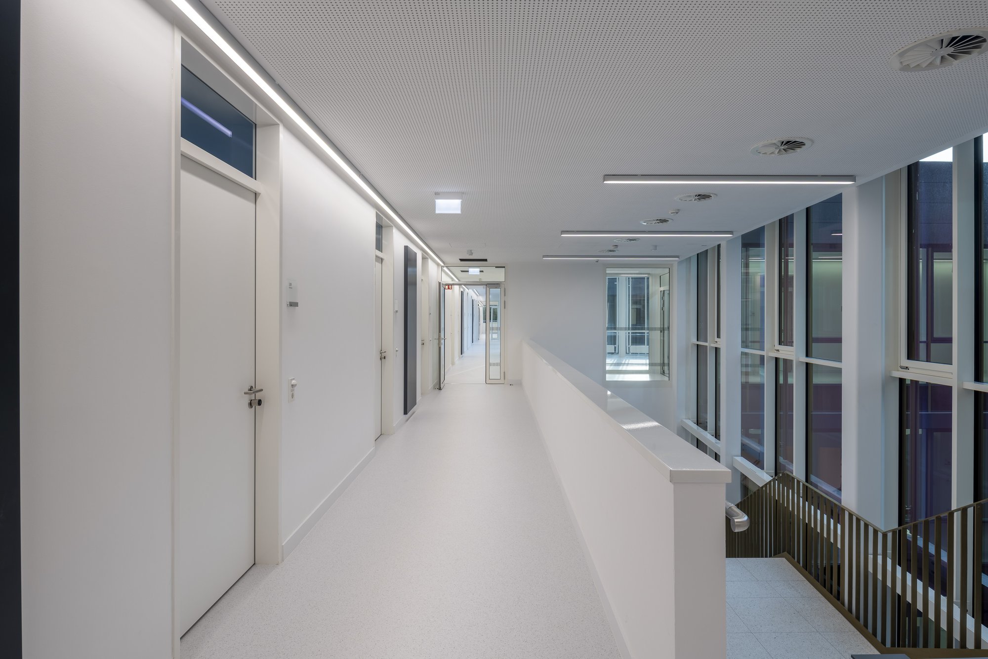 Architekturfotografie Zentrum für Biophysik ZBP, Saarbrücken — Flur im Obergeschoss mit Türen der Arbeitsräume und offener Galeriebrüstung
