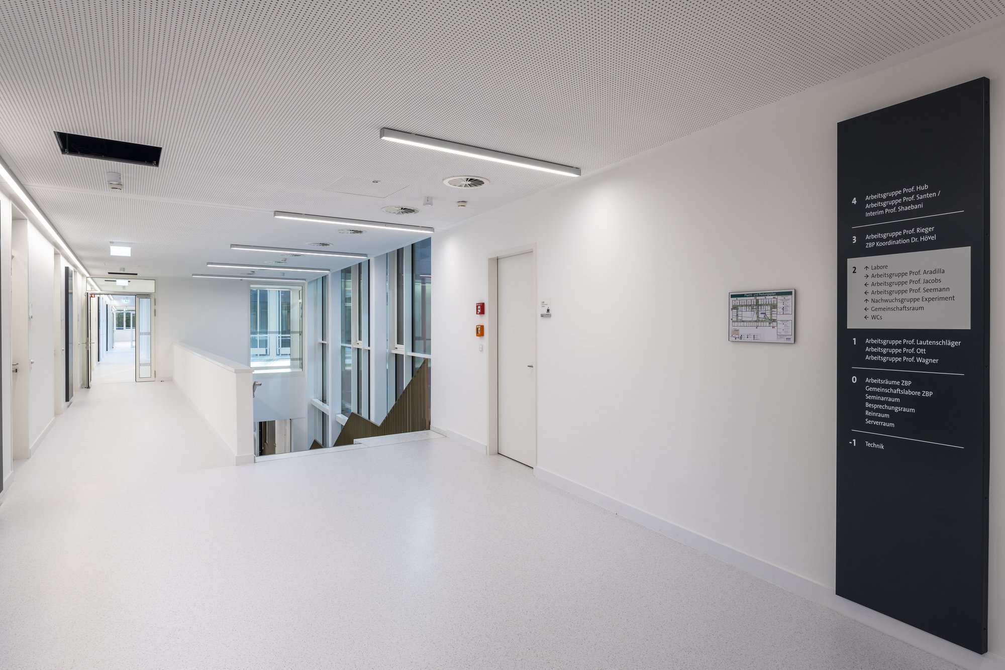 Architekturfotografie Zentrum für Biophysik ZBP, Saarbrücken — Flurende mit Orientierungstafel und Blick auf die Galerie