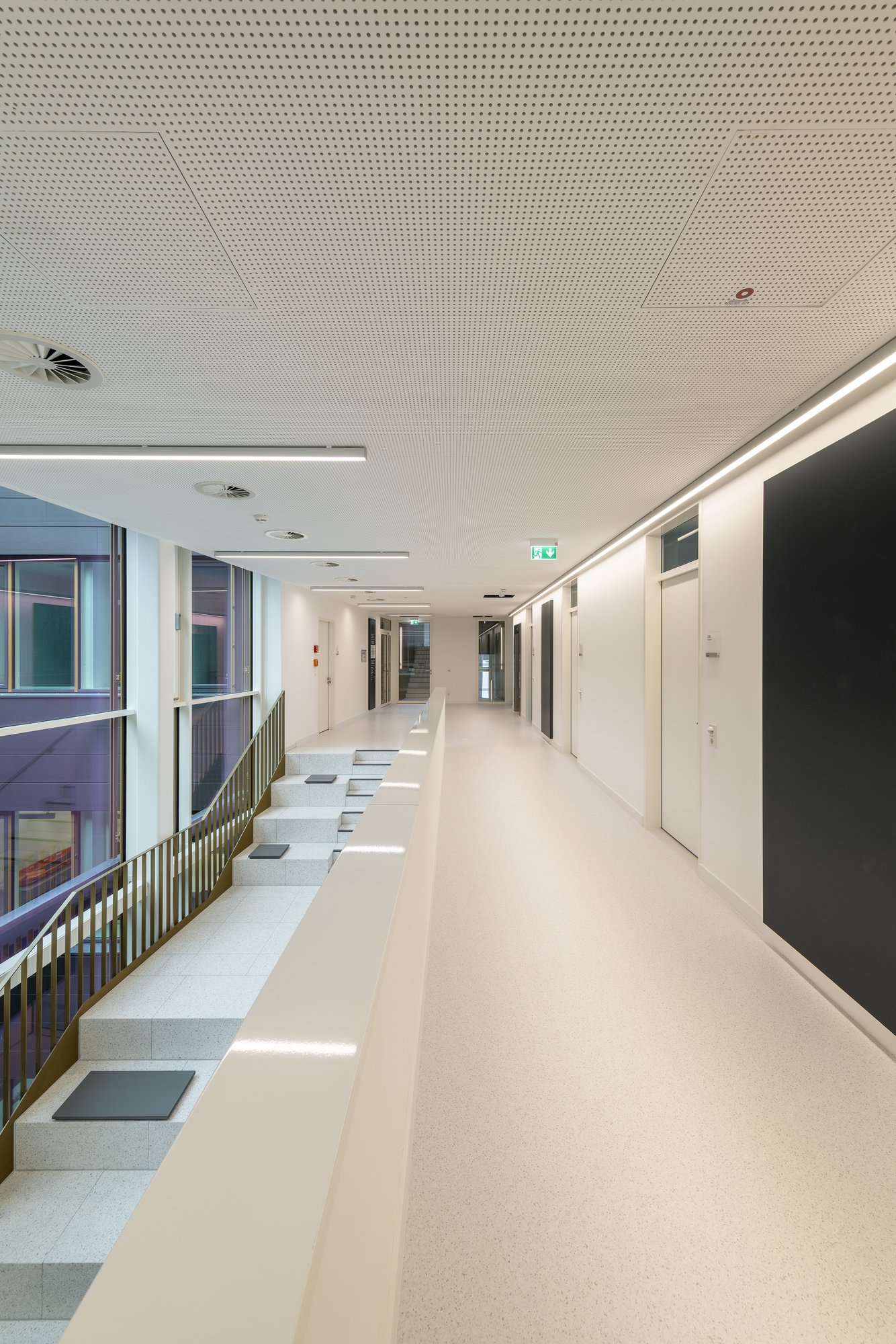 Architekturfotografie Zentrum für Biophysik ZBP, Saarbrücken — Galeriegang mit Akustikdecke, Brüstung und Ausblick in den Innenhof