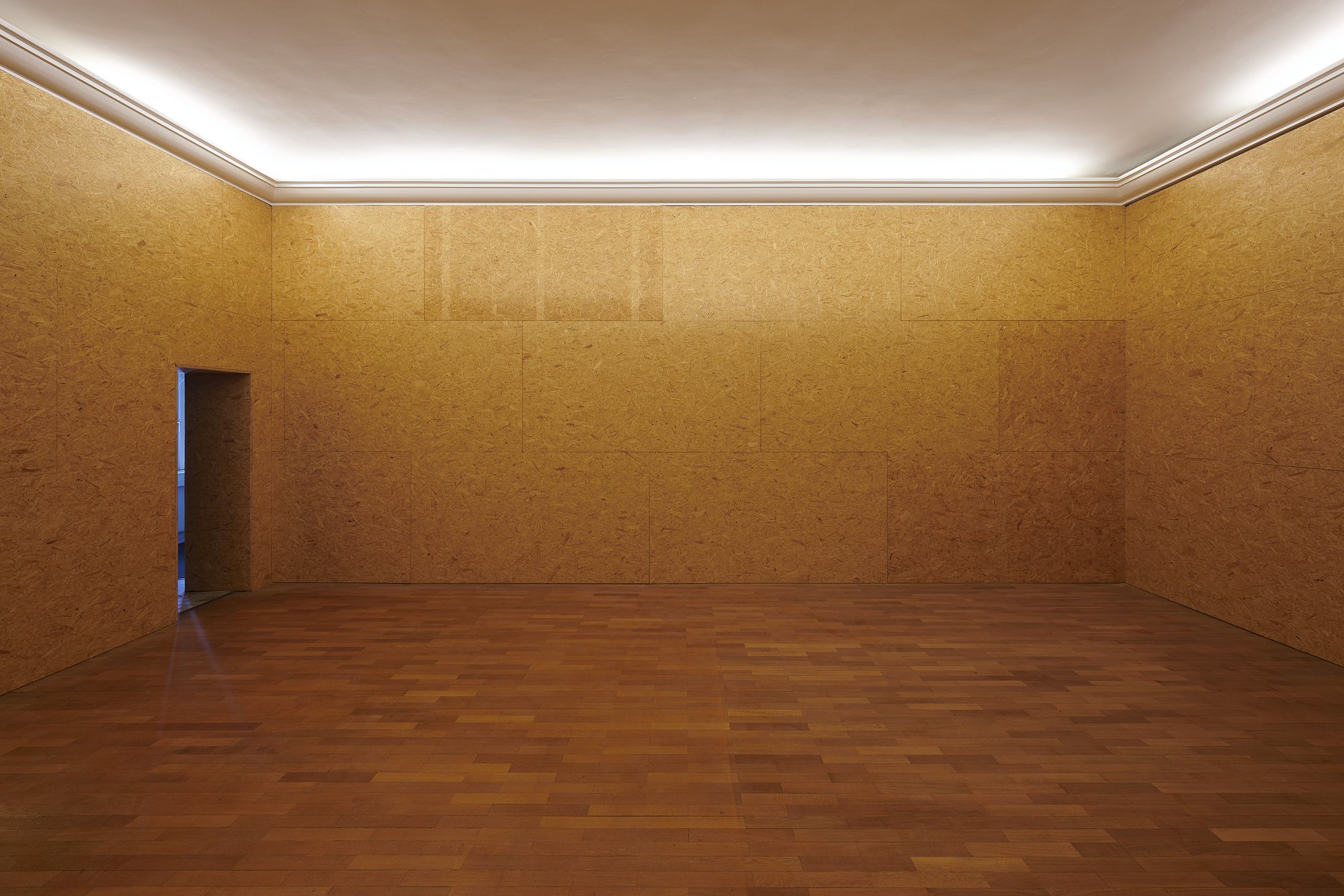 Ehemalige Französische Botschaft, Saarbrücken, Saarland — Das ehemalige Büro des Botschafters, aus Gründen des Denkmalschutzes vollständig mit OSB-Platten eingehaust