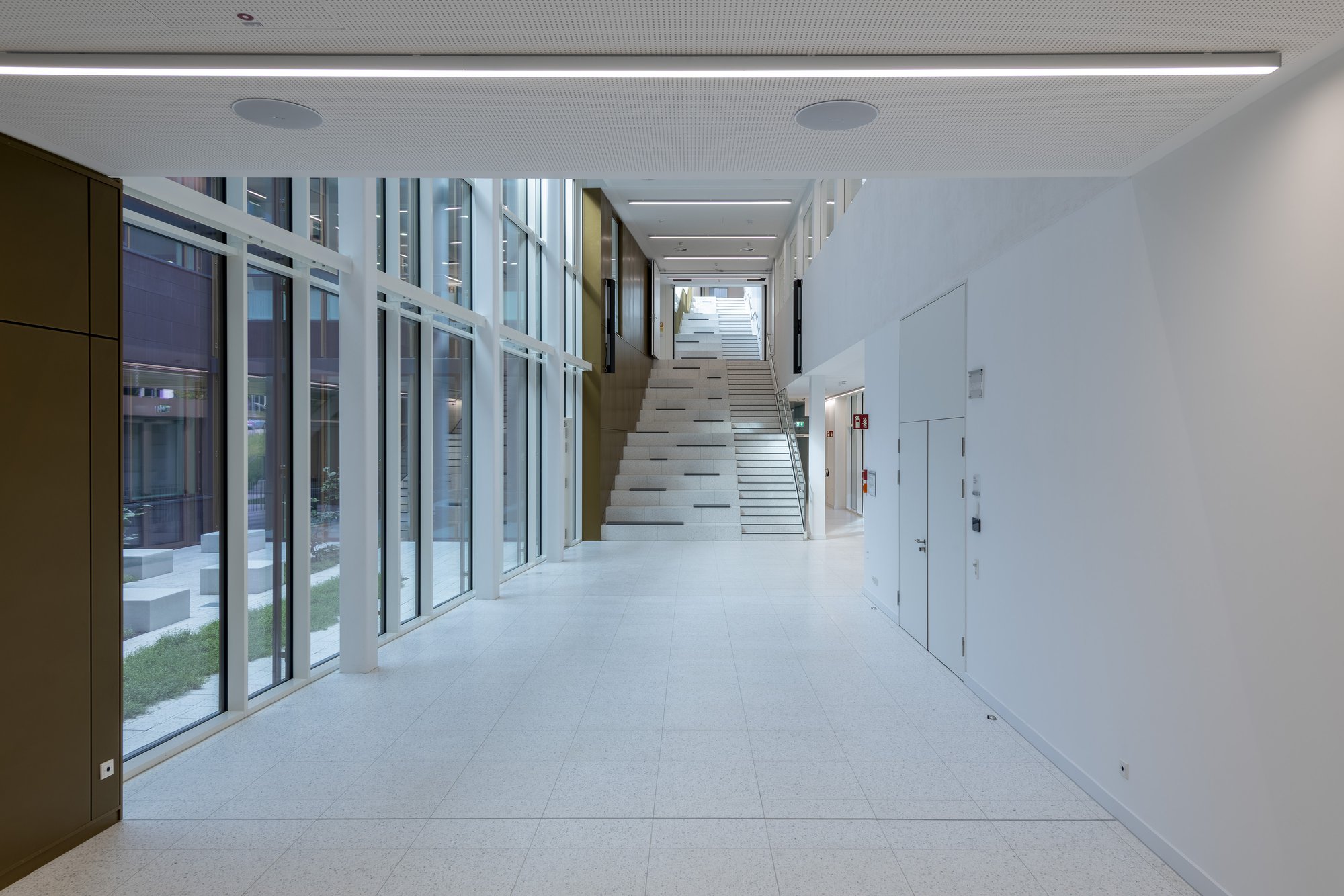 Architekturfotografie Zentrum für Biophysik ZBP, Saarbrücken — Flur entlang der Innenhofverglasung mit Blick auf die Treppe
