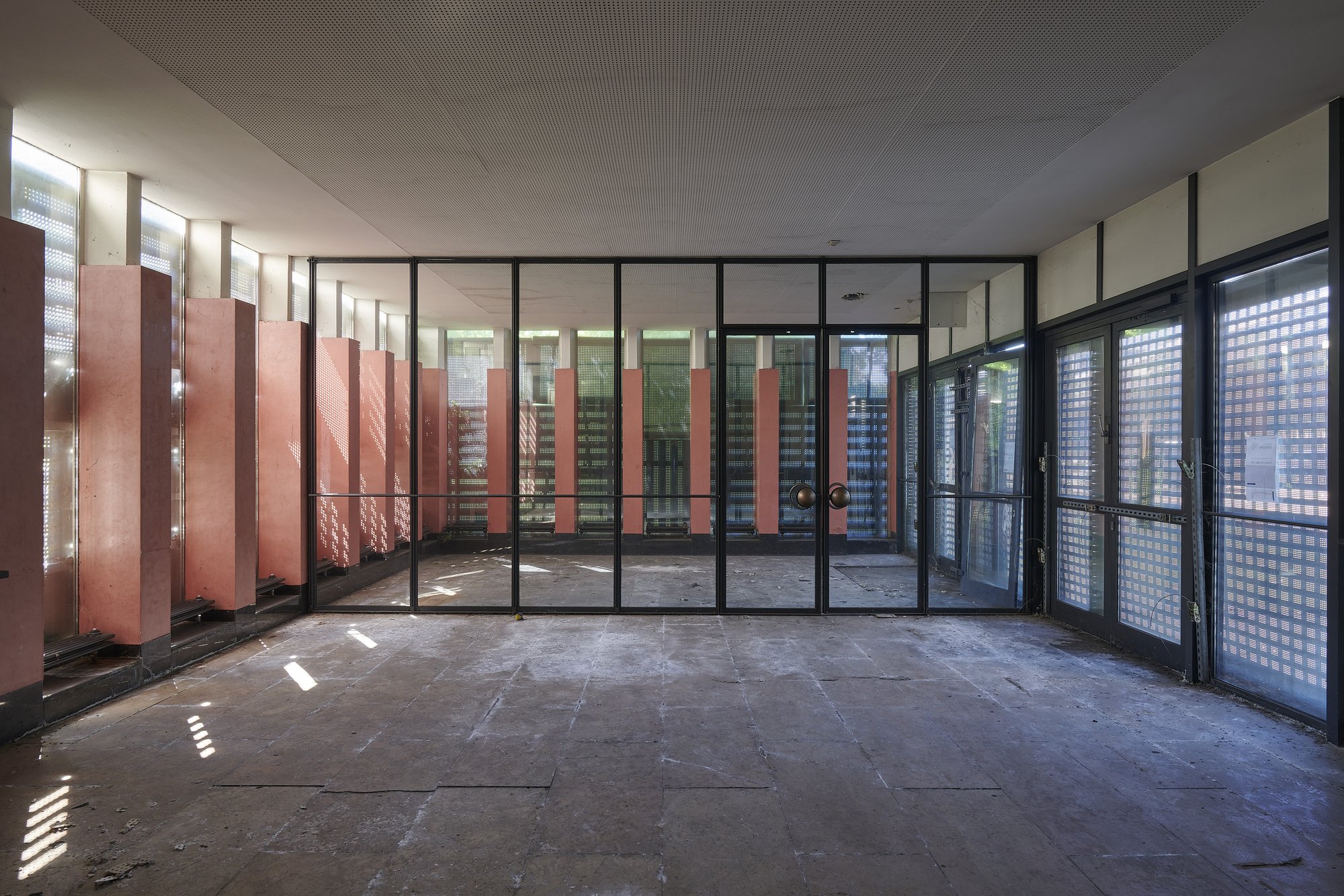Ehemalige Französische Botschaft, Saarbrücken, Saarland — Verbindungsbau mit Glasbausteinen, roten Paneelen und Stahl-Glas-Wand
