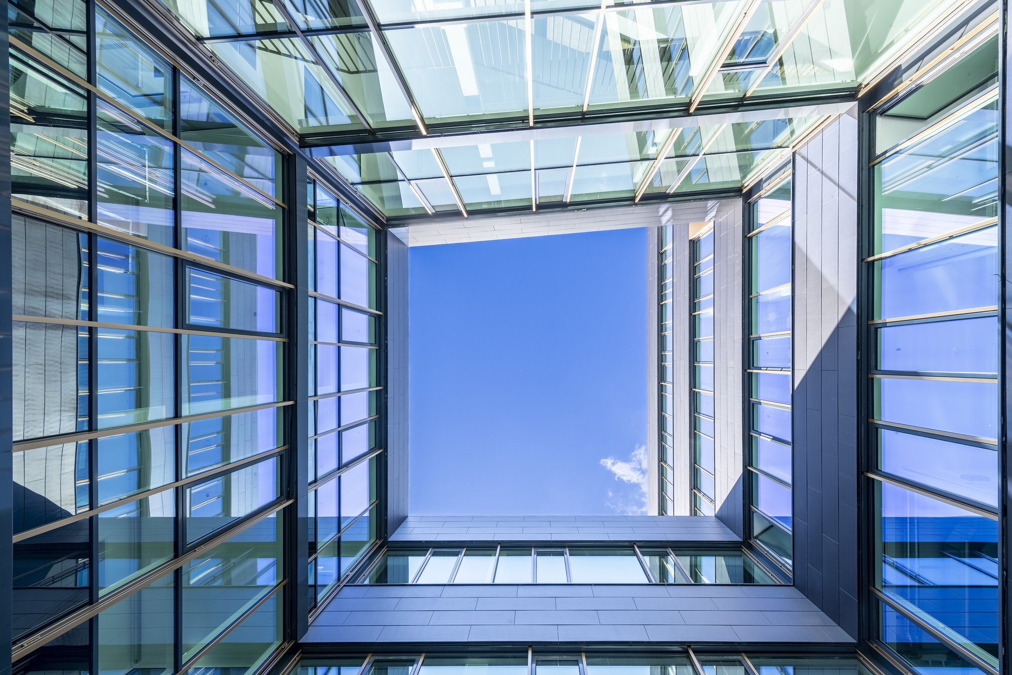 Architekturfotografie Zentrum für Biophysik ZBP, Saarbrücken — Blick aus dem Innenhof nach oben in den offenen Himmel