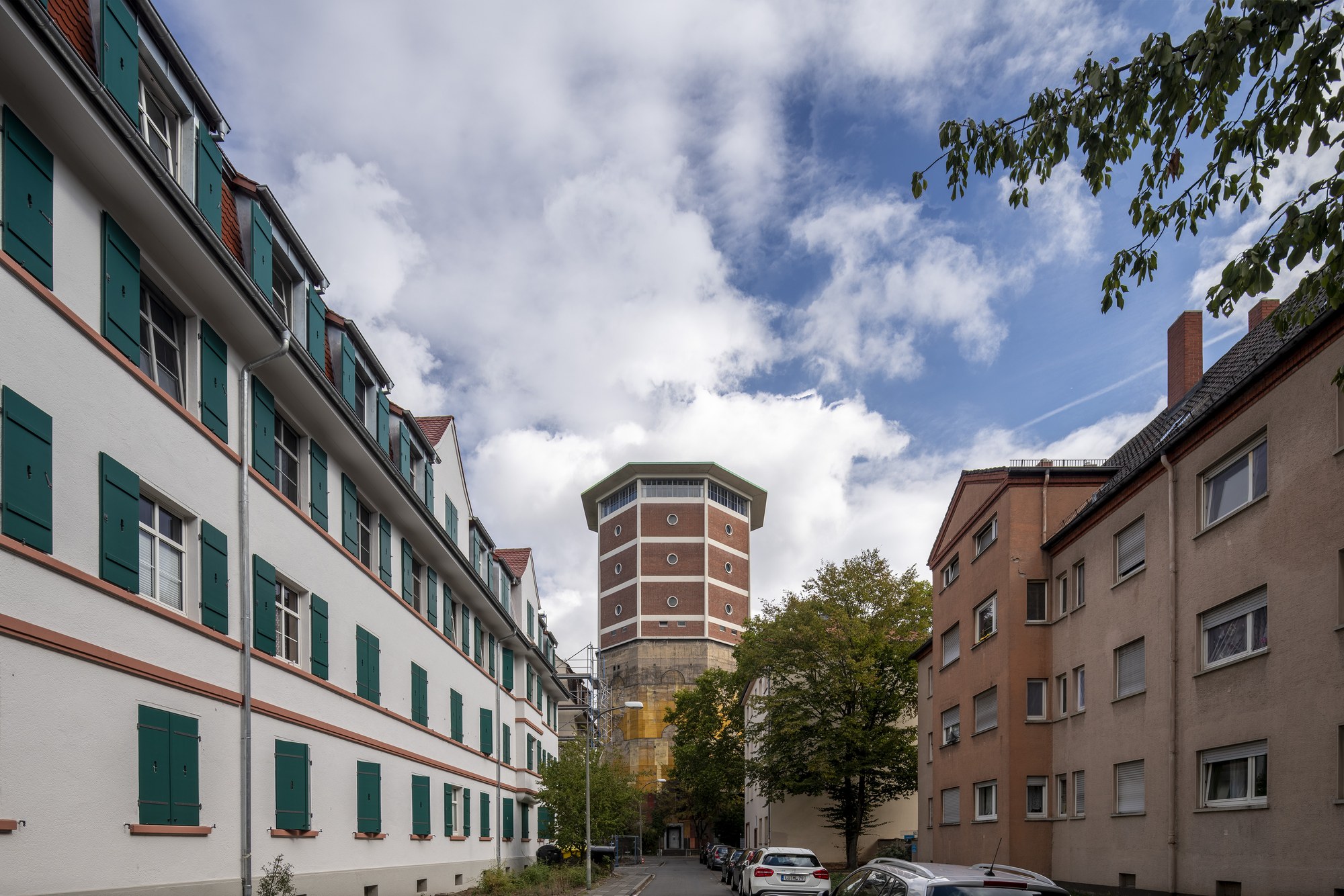 Rolleswasserturm, Ludwigshafen am Rhein — der oktogonale Turm am Ende der Straßenschlucht zwischen Wohnbebauung im Hemshof