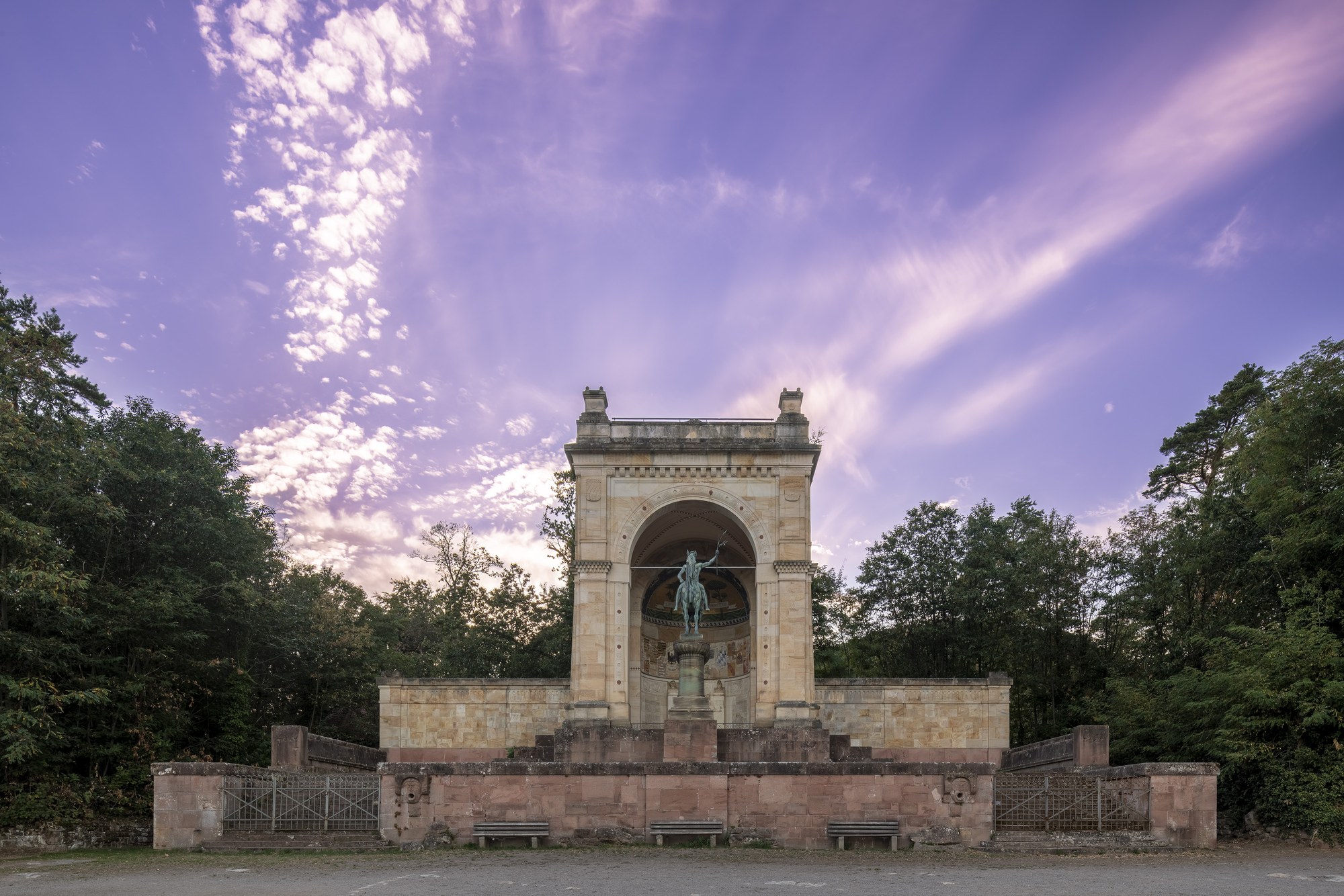 Sieges- und Friedensdenkmal, Edenkoben — die Bogenhalle mit dem Reiterstandbild über der Treppenanlage vor dem Abendhimmel