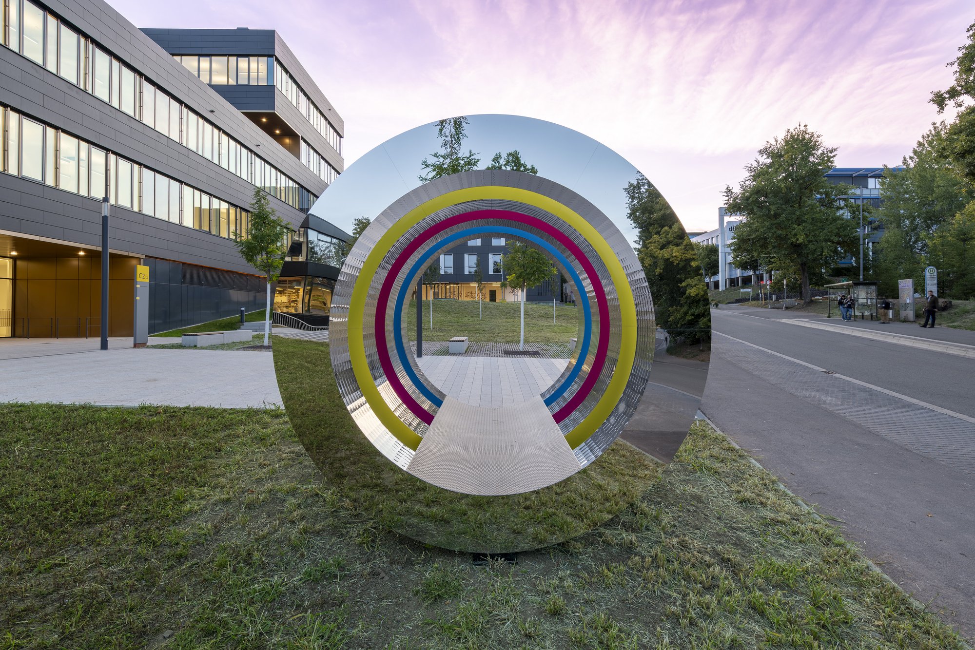 Architekturfotografie Zentrum für Biophysik ZBP, Saarbrücken — »PHI 42« von Winter/Hoerbelt, frontal: Durchblick durch die Ringe auf den Vorplatz