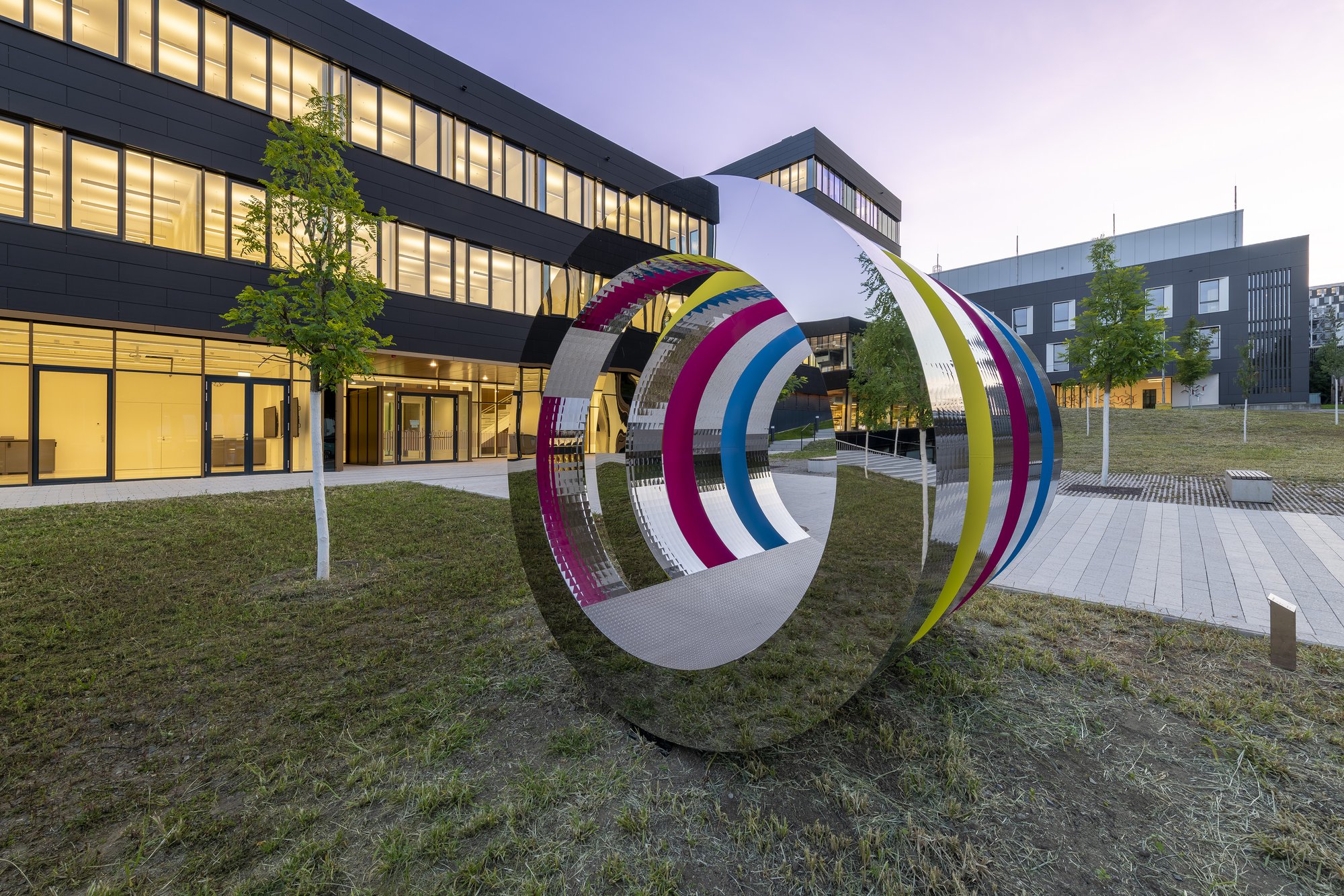 Architekturfotografie Zentrum für Biophysik ZBP, Saarbrücken — »PHI 42« von Winter/Hoerbelt vor dem abendlich beleuchteten Eingangsbereich