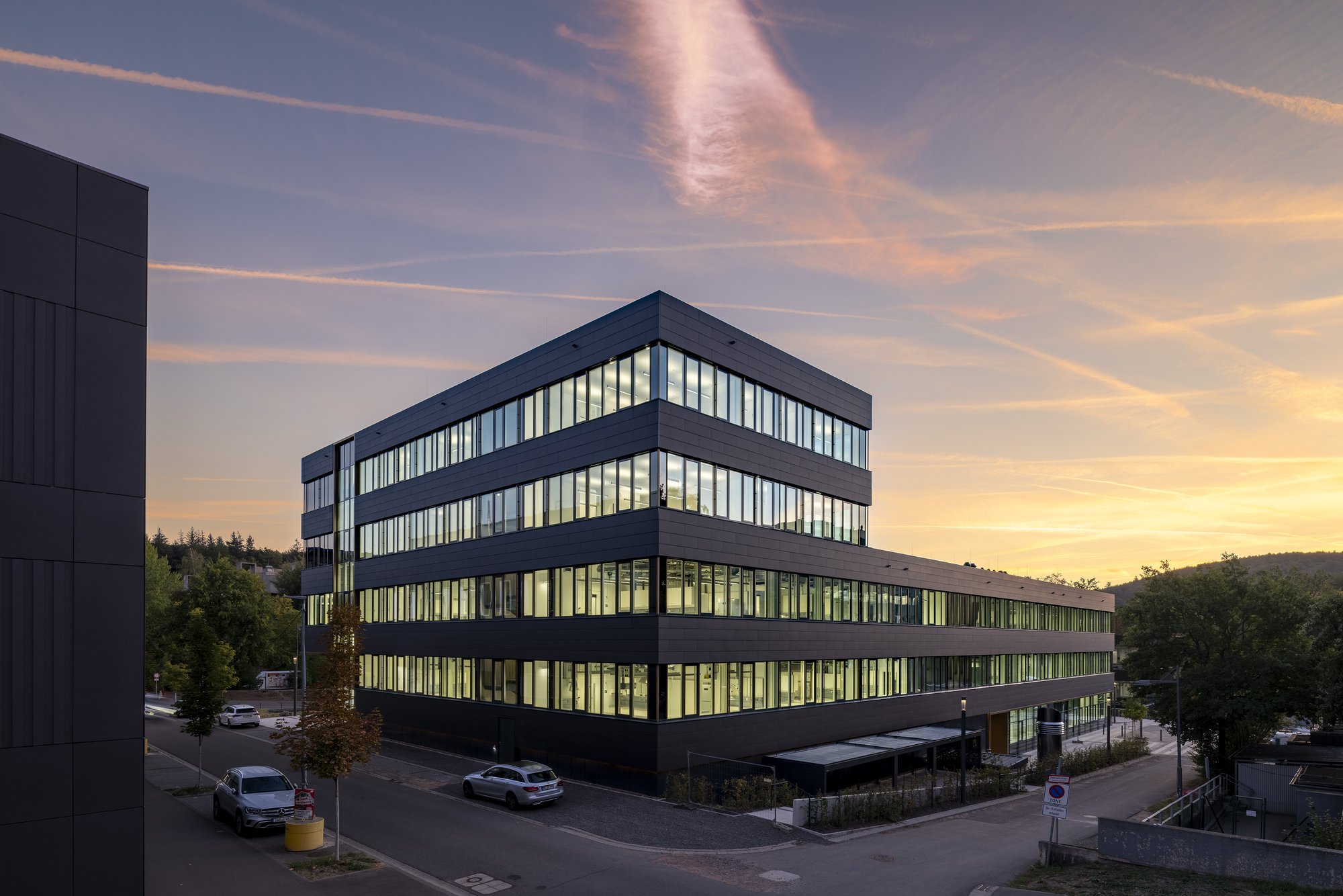 Architekturfotografie Zentrum für Biophysik ZBP, Saarbrücken — Abendansicht von der Straße, das Gebäude vor dem Sonnenuntergang