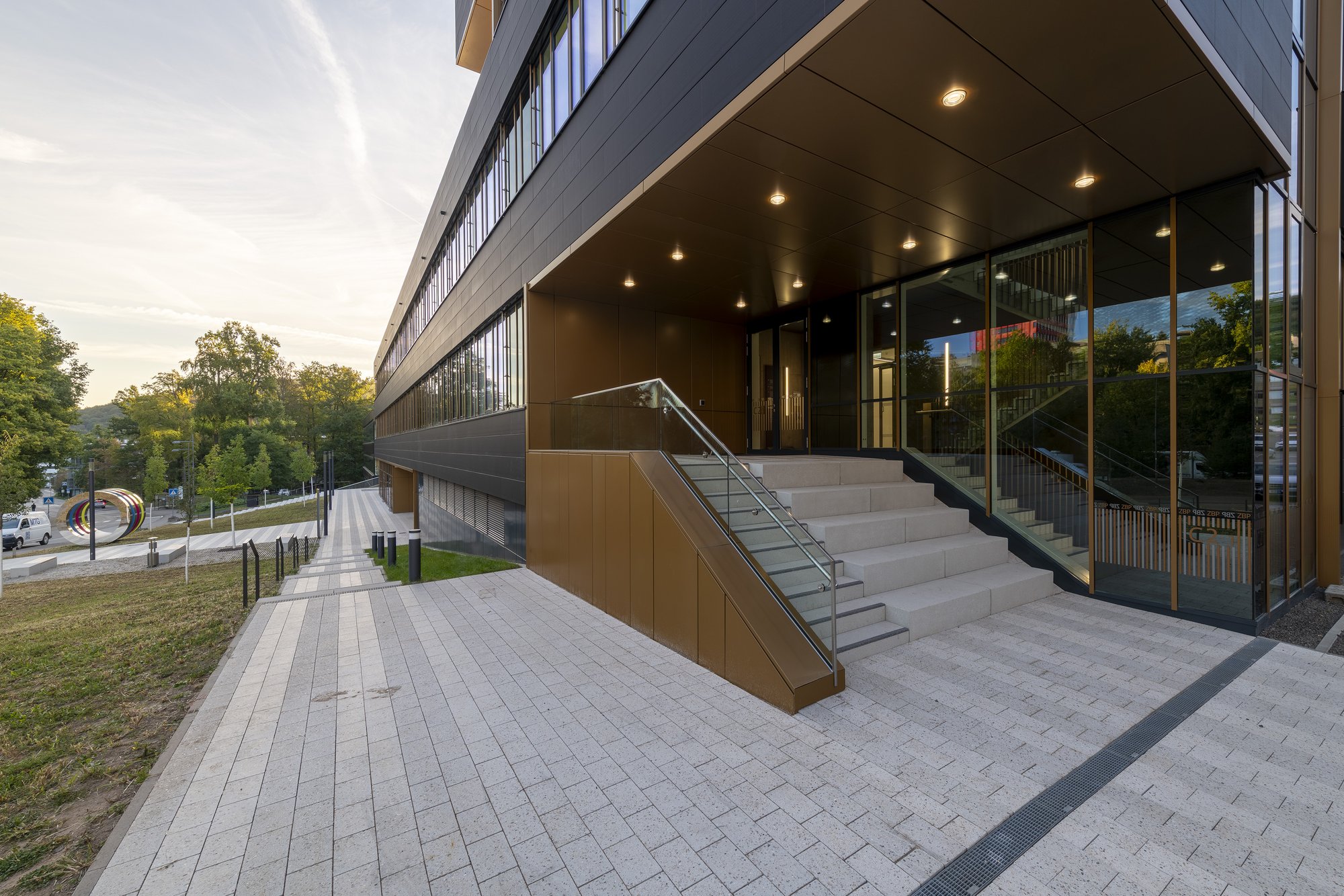 Architekturfotografie Zentrum für Biophysik ZBP, Saarbrücken — Seitlicher Zugang mit Freitreppe und bronzefarbener Wandbekleidung