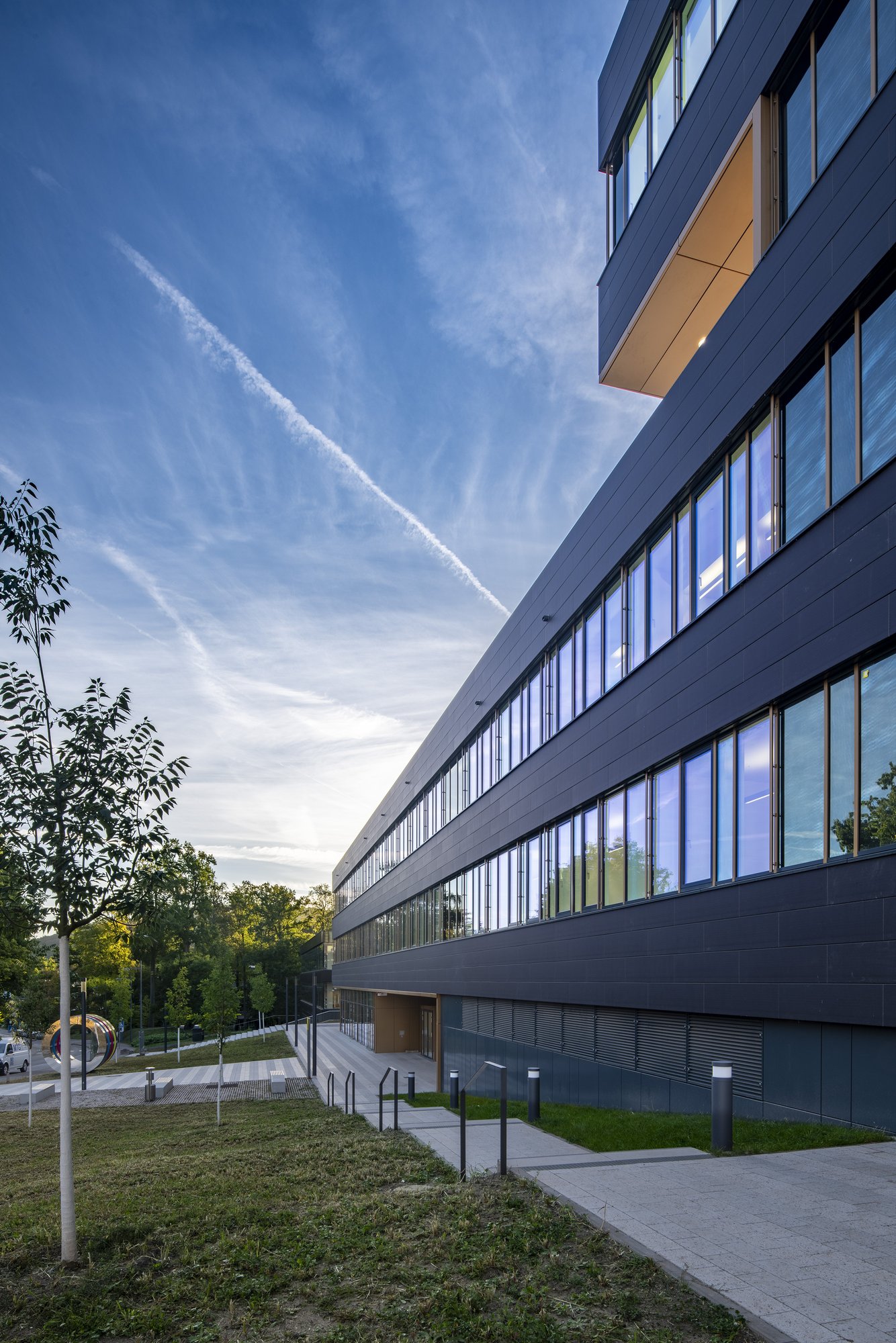 Architekturfotografie Zentrum für Biophysik ZBP, Saarbrücken — Untersicht der Längsfassade mit den geschosshohen Fensterbändern