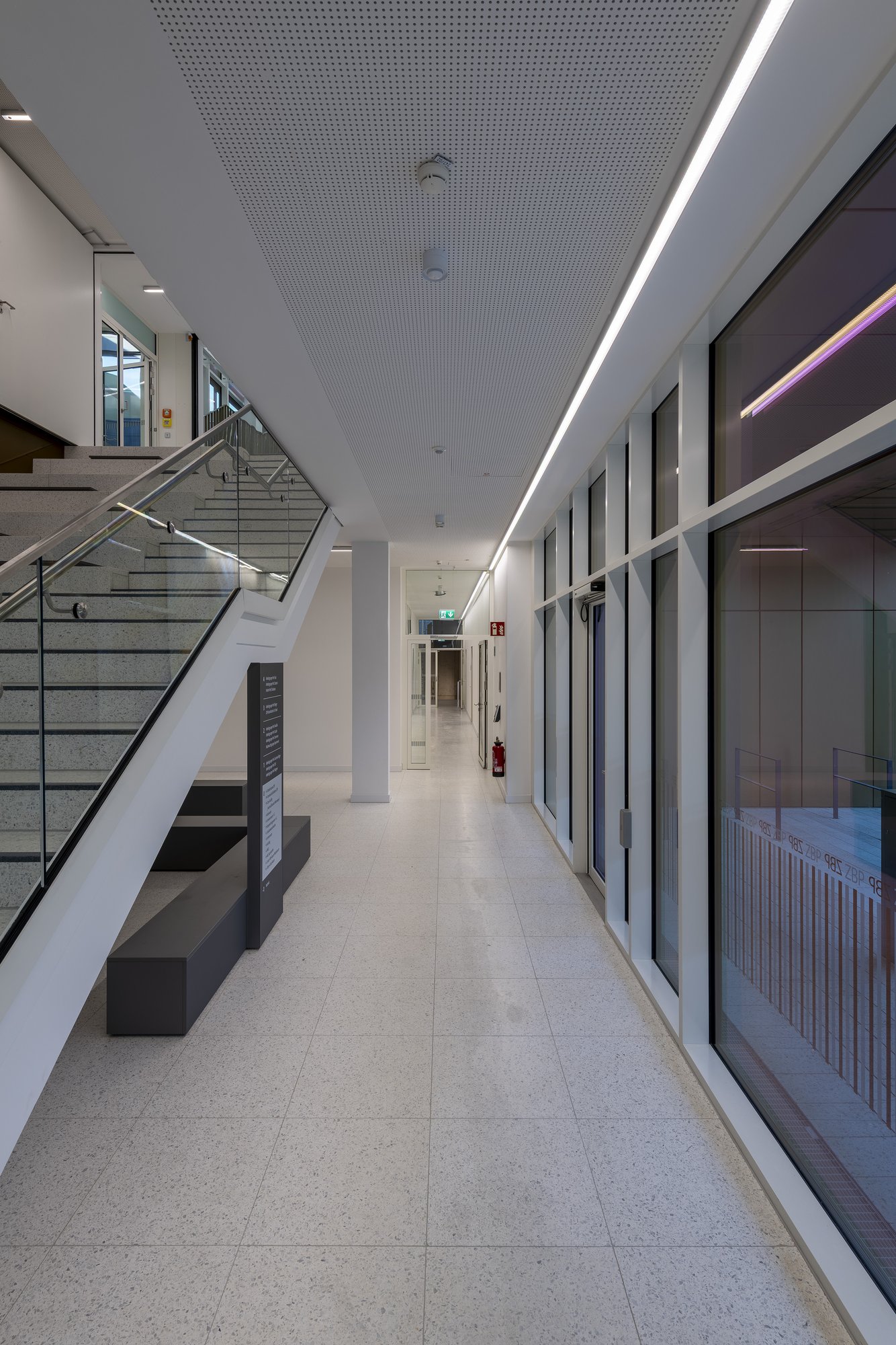 Architekturfotografie Zentrum für Biophysik ZBP, Saarbrücken — Verbindungsgang entlang der Glasfassade, links die Treppe ins Obergeschoss