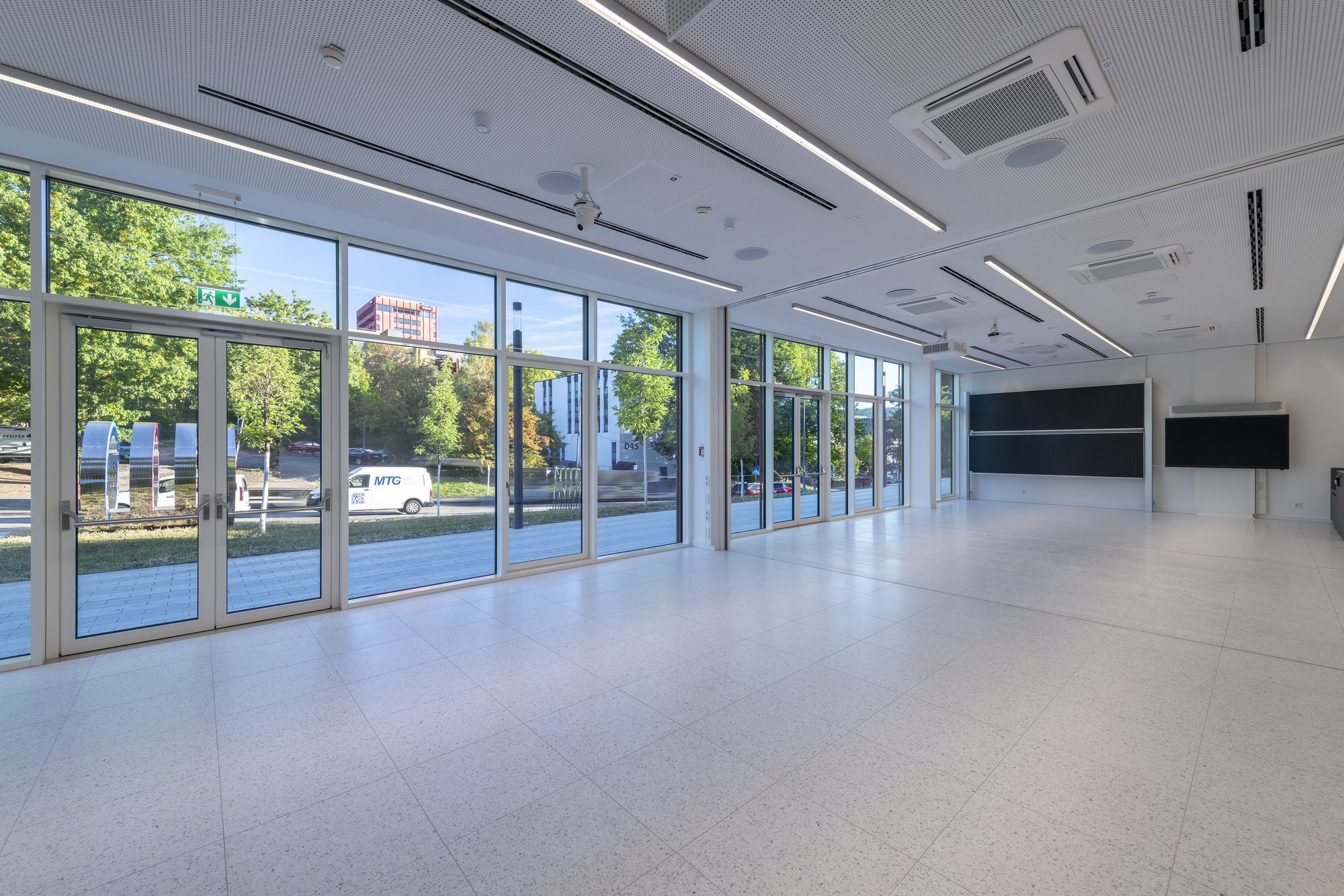 Architekturfotografie Zentrum für Biophysik ZBP, Saarbrücken — Seminarraum im Erdgeschoss mit raumhoher Fensterfront zur Straße