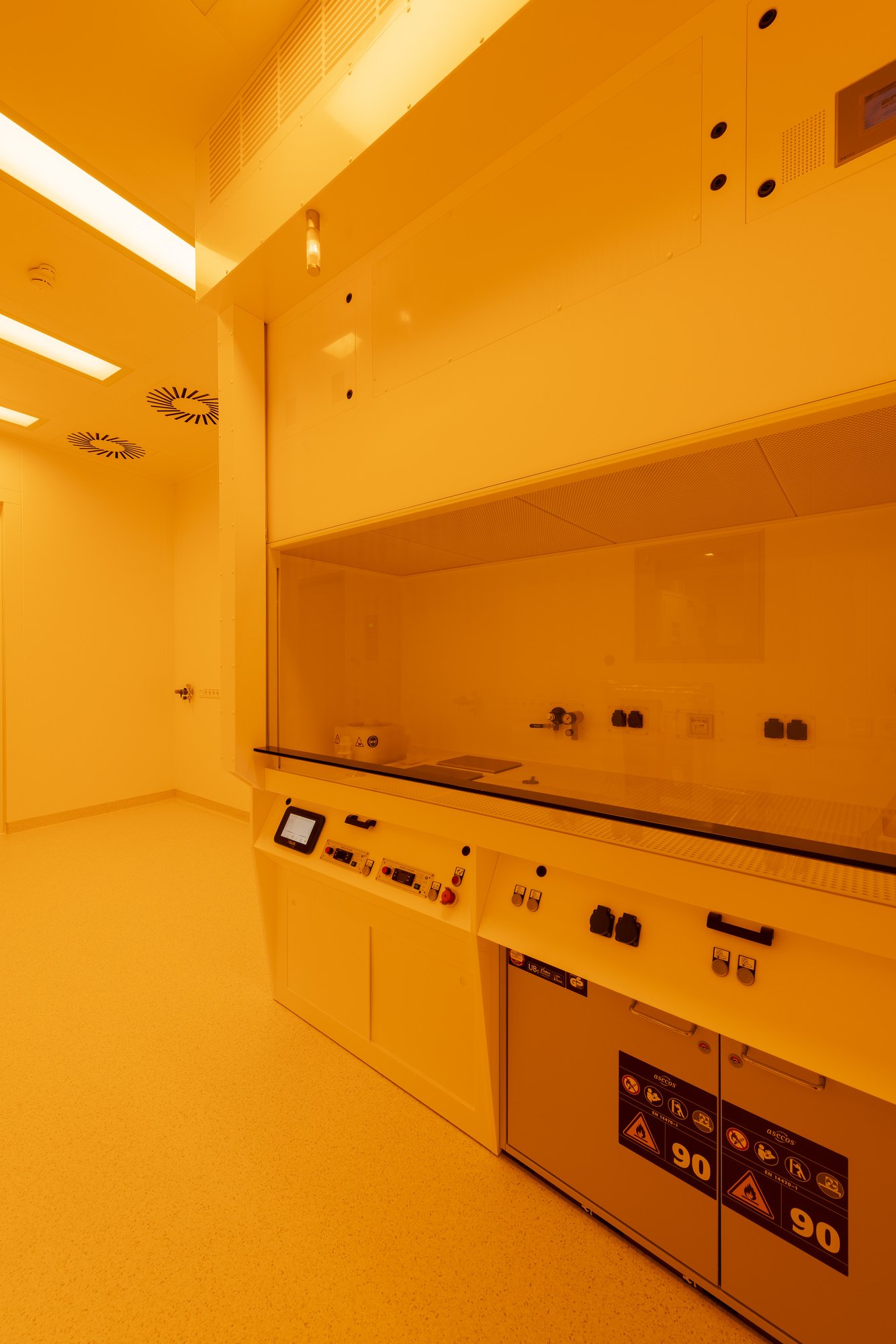 Architekturfotografie Zentrum für Biophysik ZBP, Saarbrücken — Laborraum unter gelbem Schutzlicht mit Abzug und Sicherheitsschrank