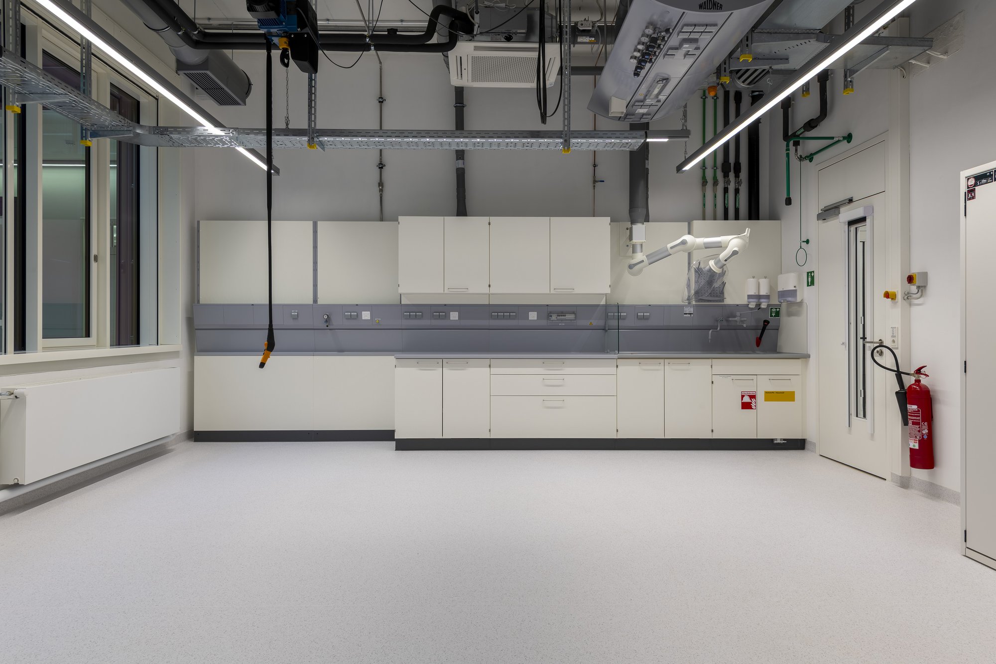 Architekturfotografie Zentrum für Biophysik ZBP, Saarbrücken — Labor mit Medienschiene, Laborzeile und offen geführter Haustechnik