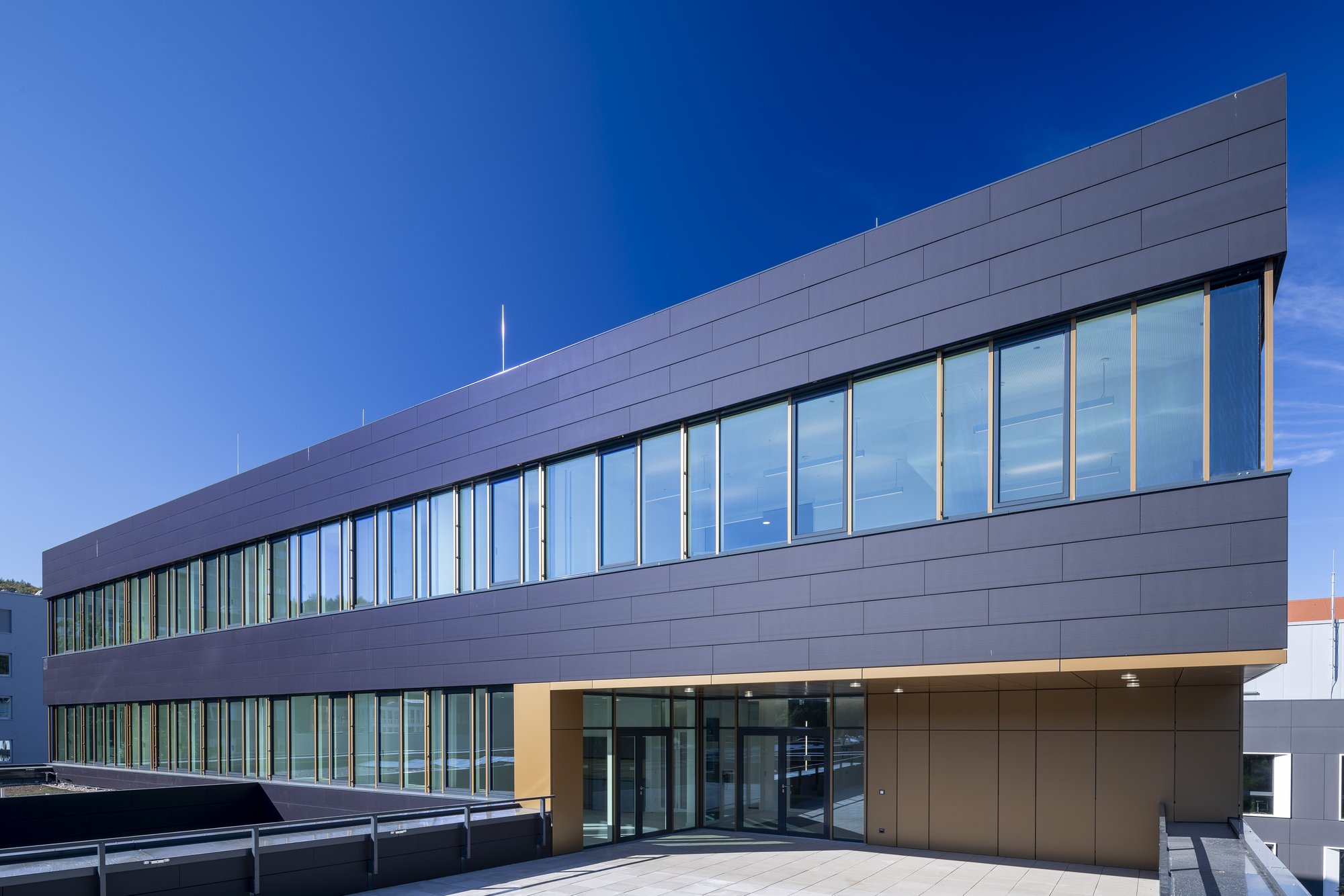Architekturfotografie Zentrum für Biophysik ZBP, Saarbrücken — Fassade des Turmgeschosses über dem verglasten Eingangsbereich