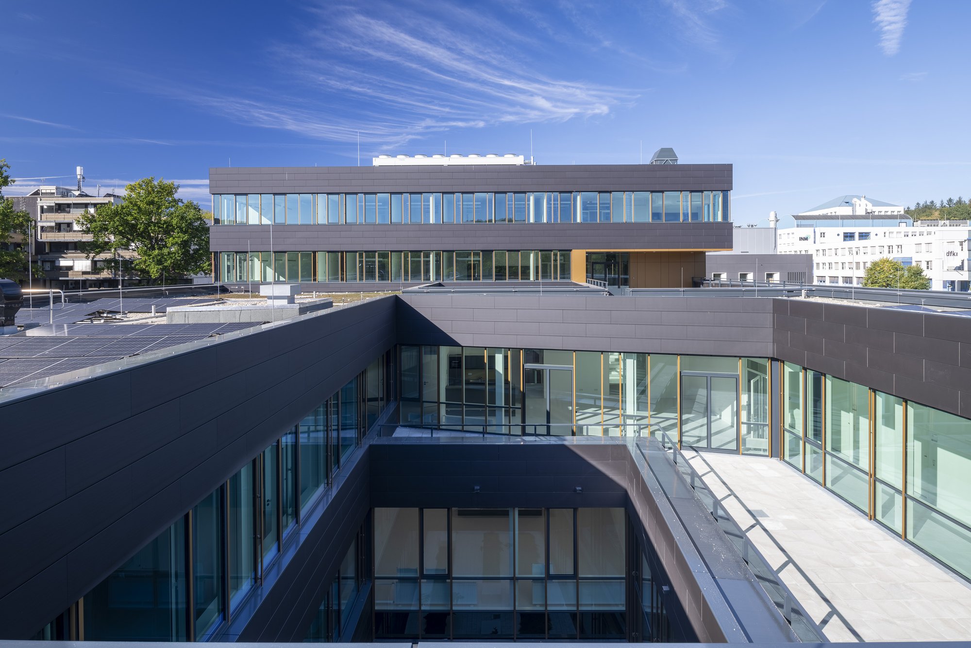 Architekturfotografie Zentrum für Biophysik ZBP, Saarbrücken — Blick über den Innenhof auf das Turmgeschoss und den Campus dahinter