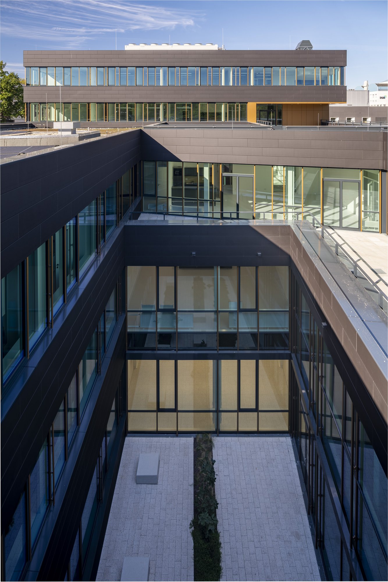 Architekturfotografie Zentrum für Biophysik ZBP, Saarbrücken — Blick von der Dachterrasse in den Innenhof und auf den zurückgesetzten Obergeschossriegel