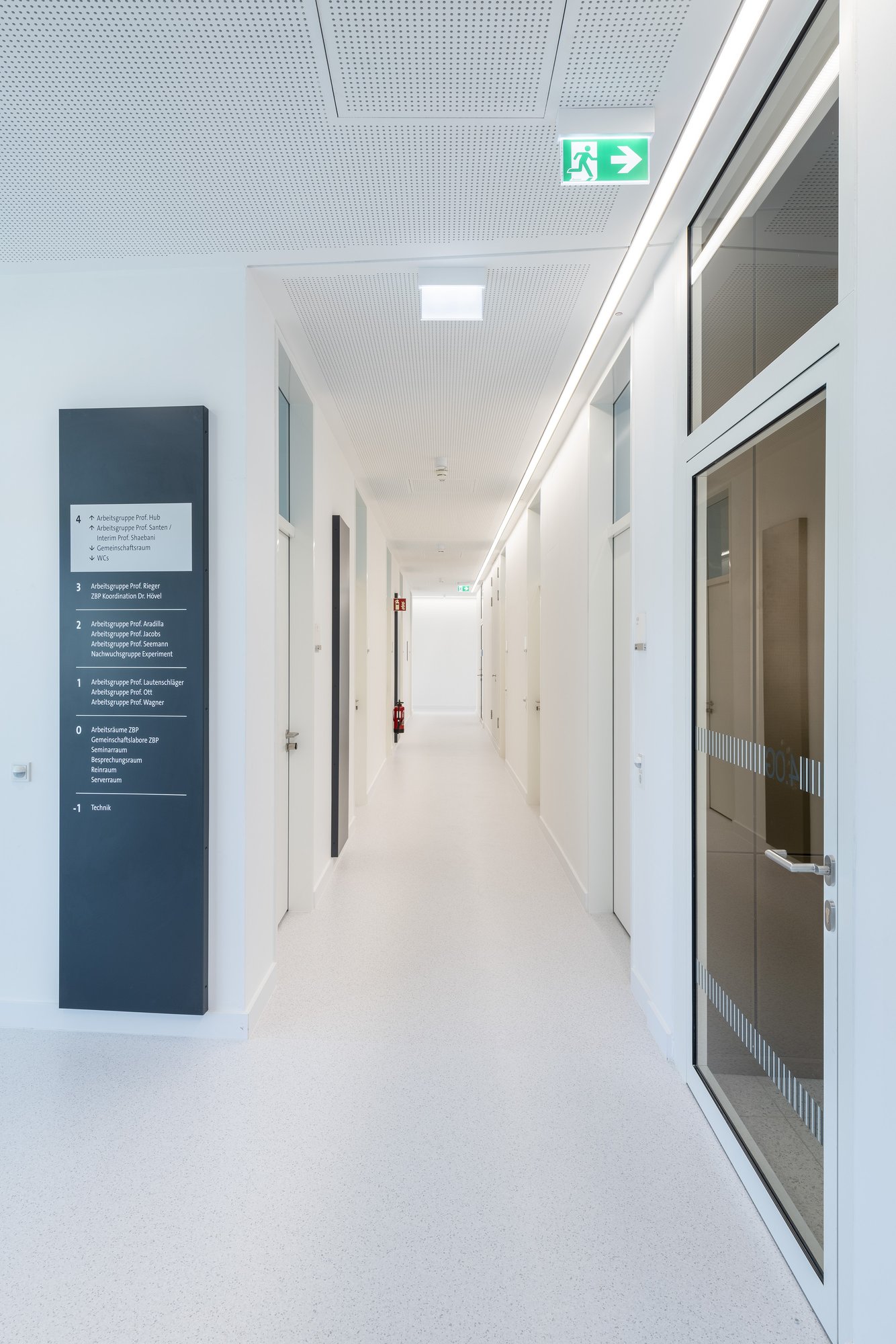Architekturfotografie Zentrum für Biophysik ZBP, Saarbrücken — Laborflur mit Leitsystemstele und verglasten Labortüren