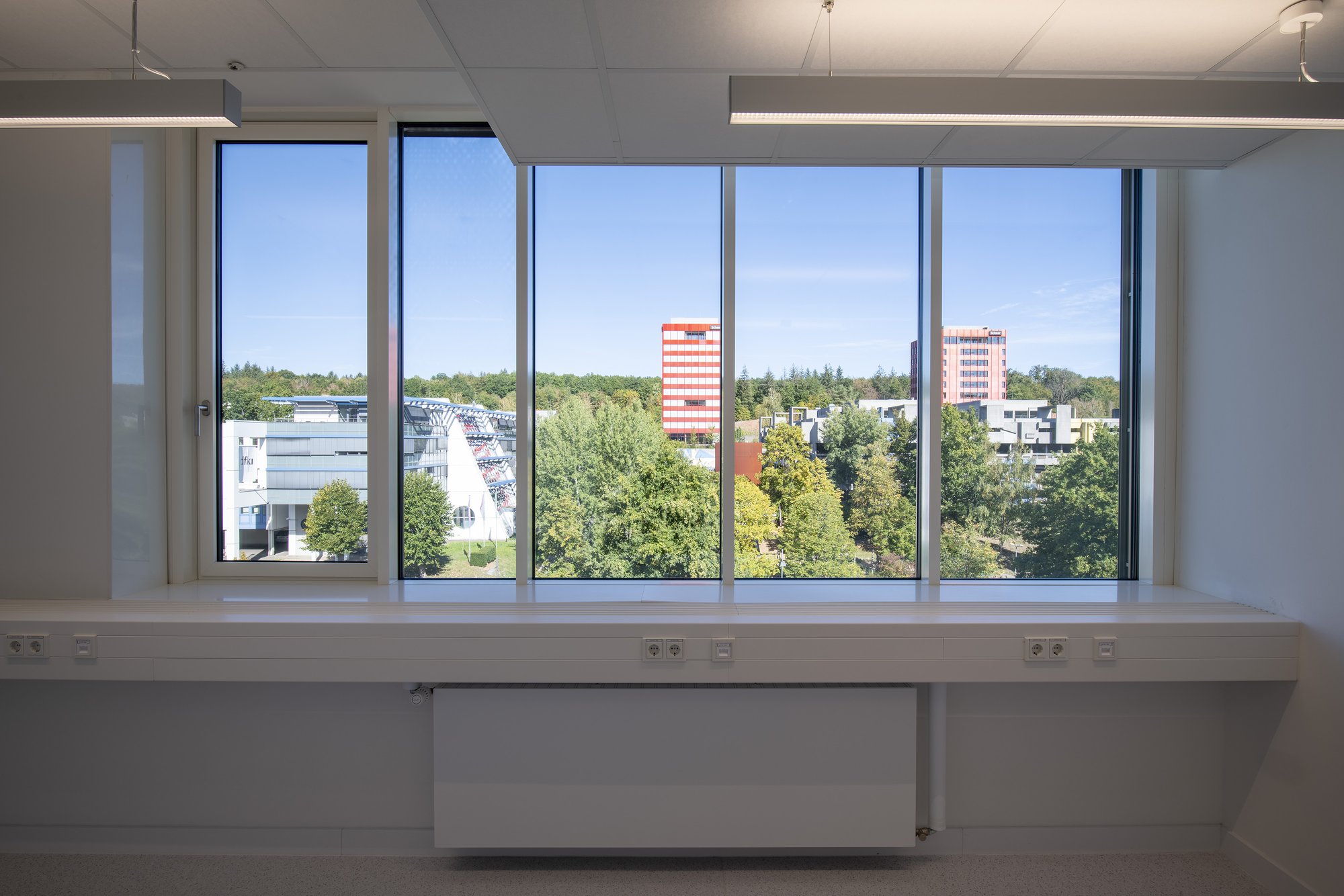 Architekturfotografie Zentrum für Biophysik ZBP, Saarbrücken — Arbeitsraum mit durchlaufender Arbeitsplatte unter dem Fensterband