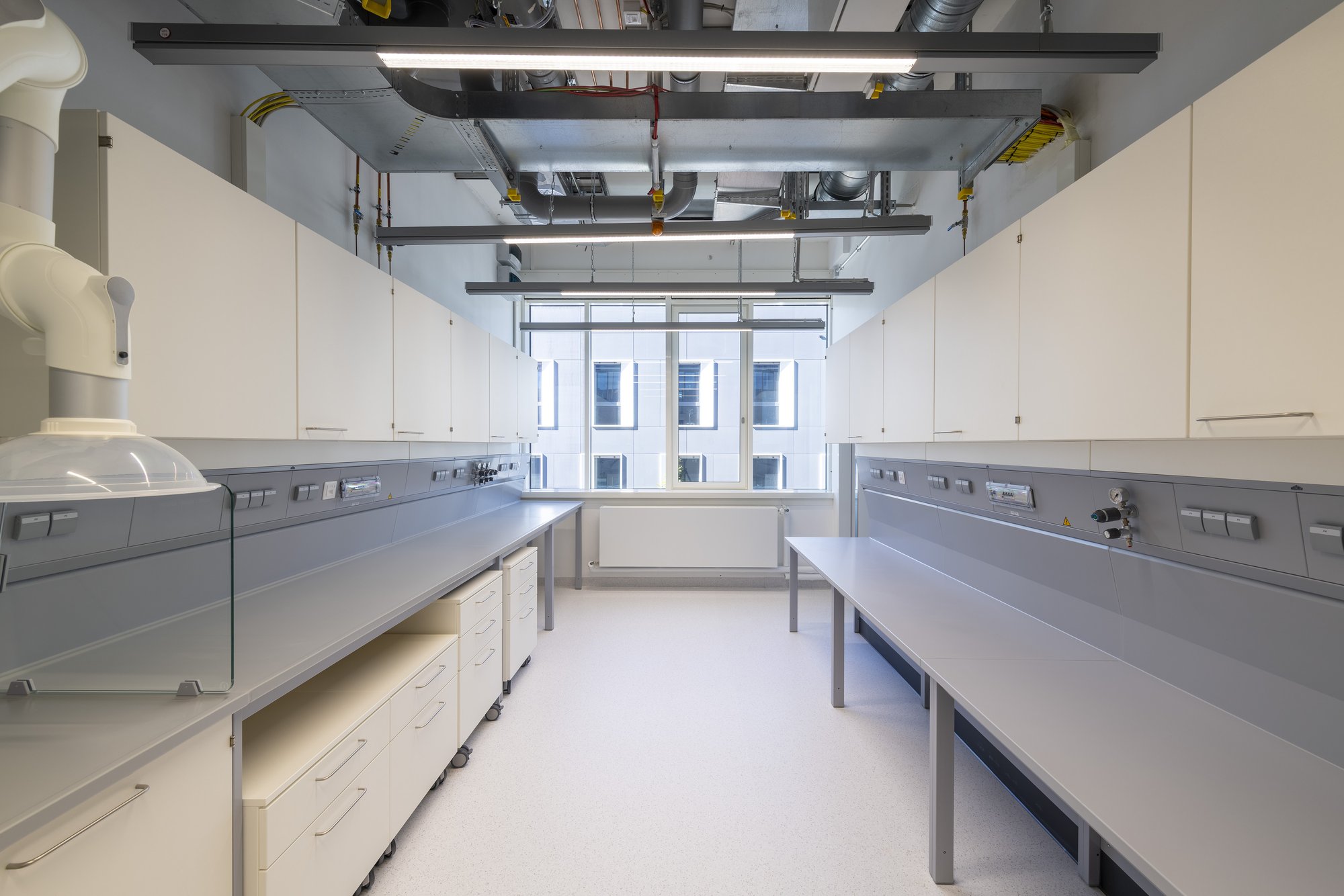 Architekturfotografie Zentrum für Biophysik ZBP, Saarbrücken — Laborraum mit Abzug und zwei durchlaufenden Labortischen
