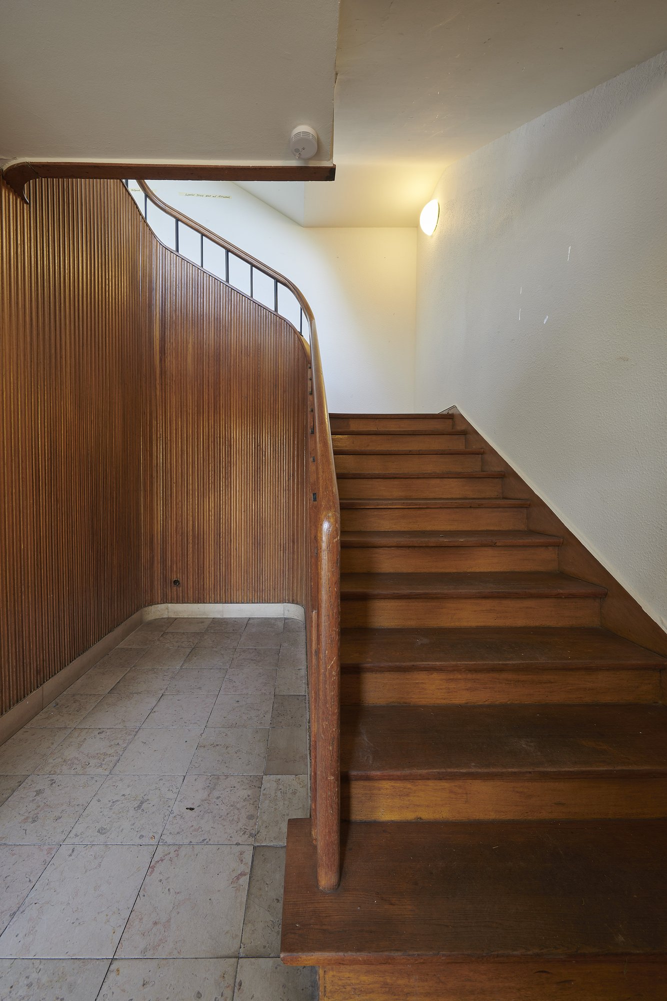 Ehemalige Französische Botschaft, Saarbrücken, Saarland — Treppe im Wohnhaus des Botschafters, Holzvertäfelung und Travertinboden