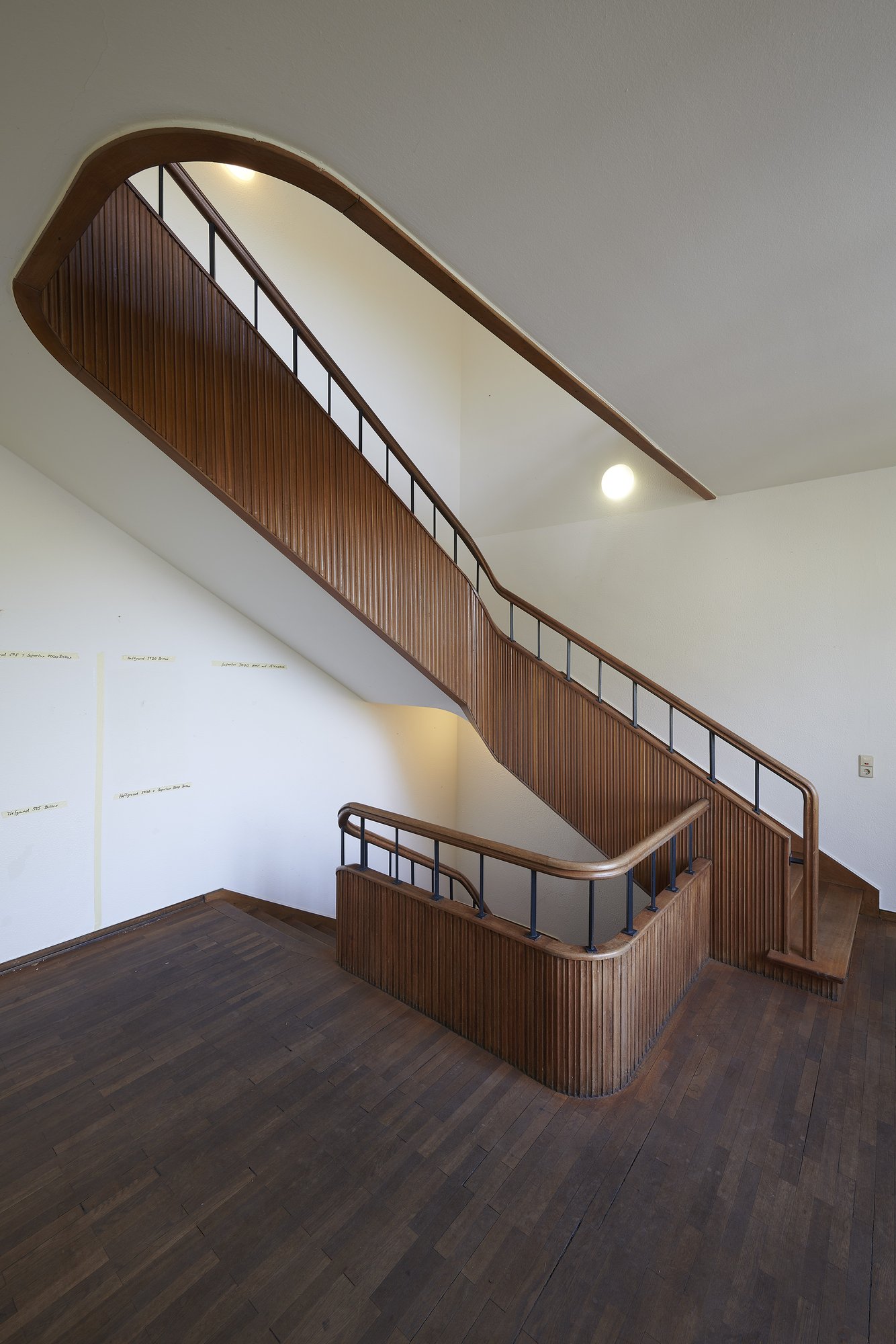 Ehemalige Französische Botschaft, Saarbrücken, Saarland — Die geschwungene Treppe über zwei Geschosse
