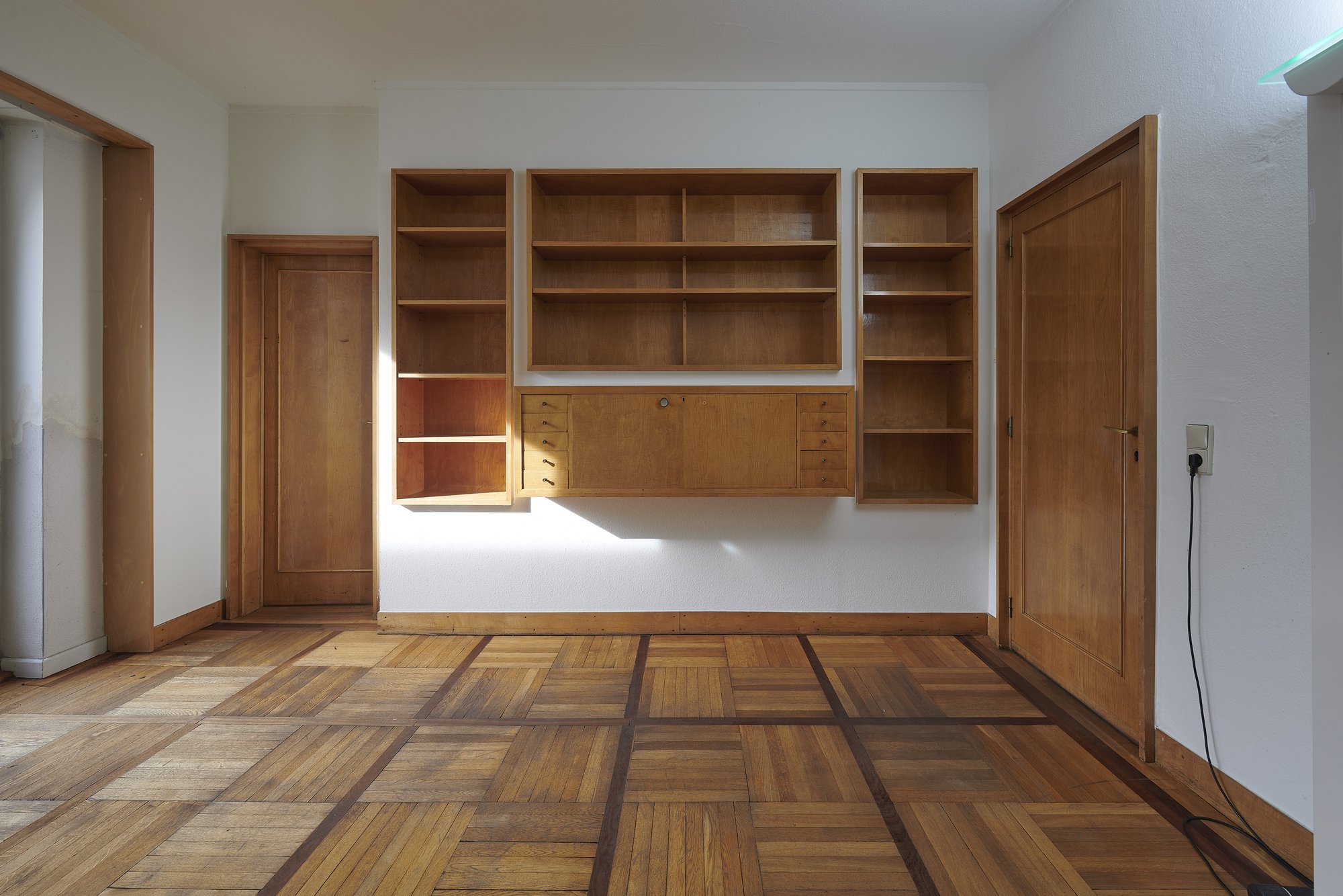 Ehemalige Französische Botschaft, Saarbrücken, Saarland — Zimmer mit eingebautem Regal und Sekretär auf Tafelparkett