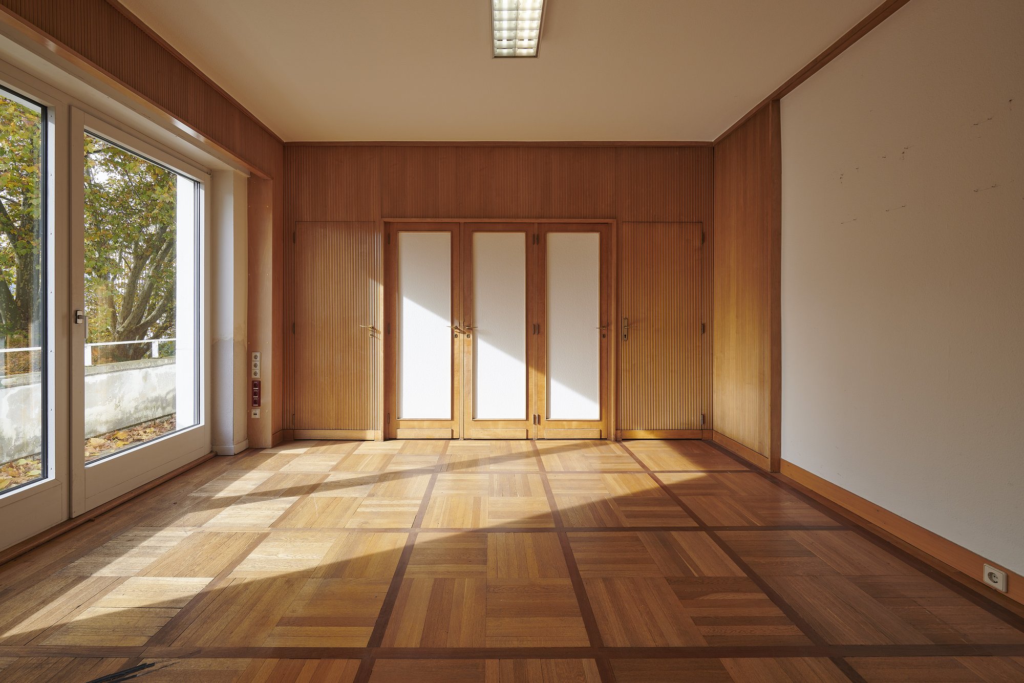 Ehemalige Französische Botschaft, Saarbrücken, Saarland — Zimmer mit Holzvertäfelung und Doppeltür, Blick nach draußen