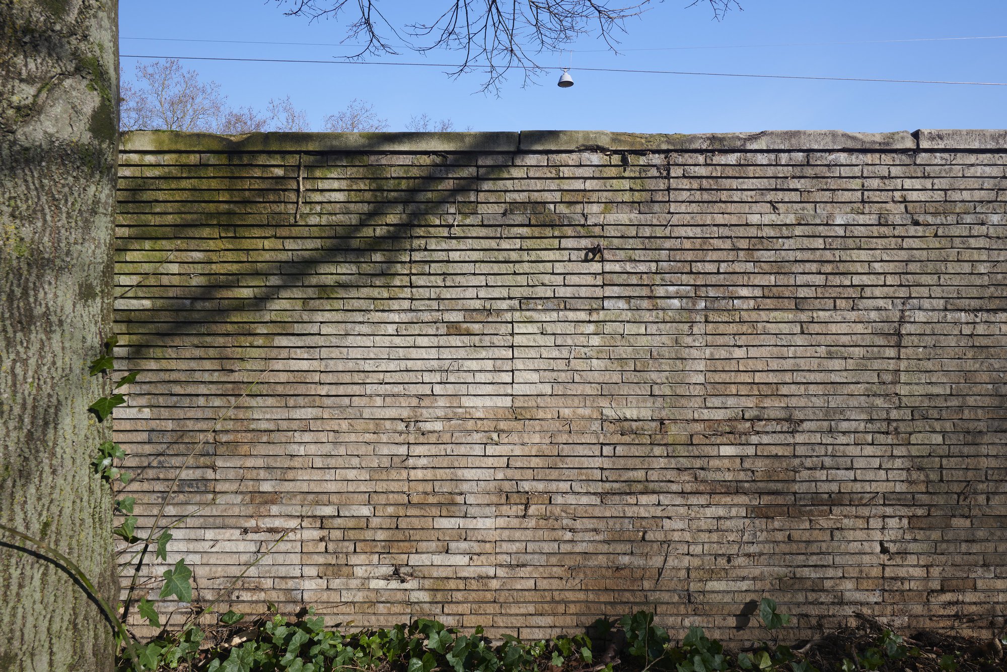 Ehemalige Französische Botschaft, Saarbrücken, Saarland — Die Kalksteinmauer des Wirtschaftshofs