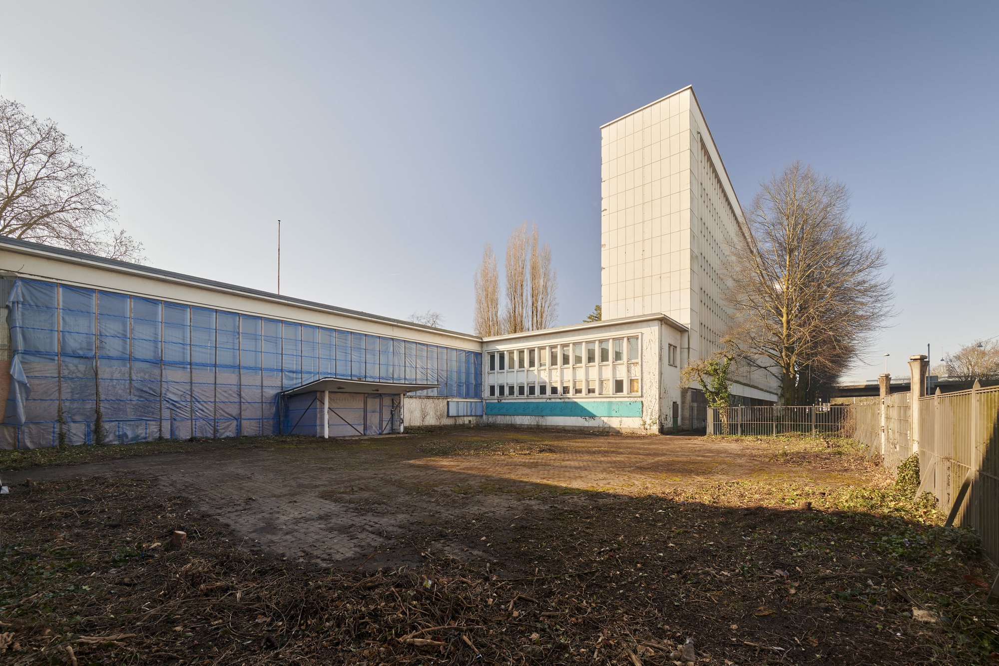 Ehemalige Französische Botschaft, Saarbrücken, Saarland — Der gerodete Ehrenhof im Winter, dahinter das Bürohochhaus