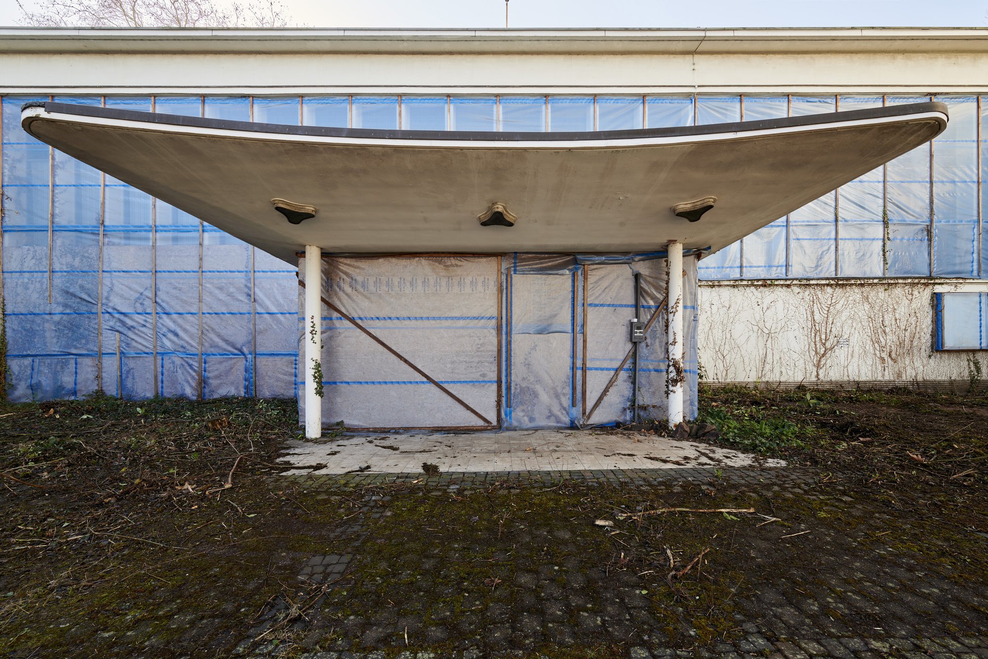 Ehemalige Französische Botschaft, Saarbrücken, Saarland — Die geschwungene Betonschale des Eingangsvordachs, der Eingang dahinter verhängt