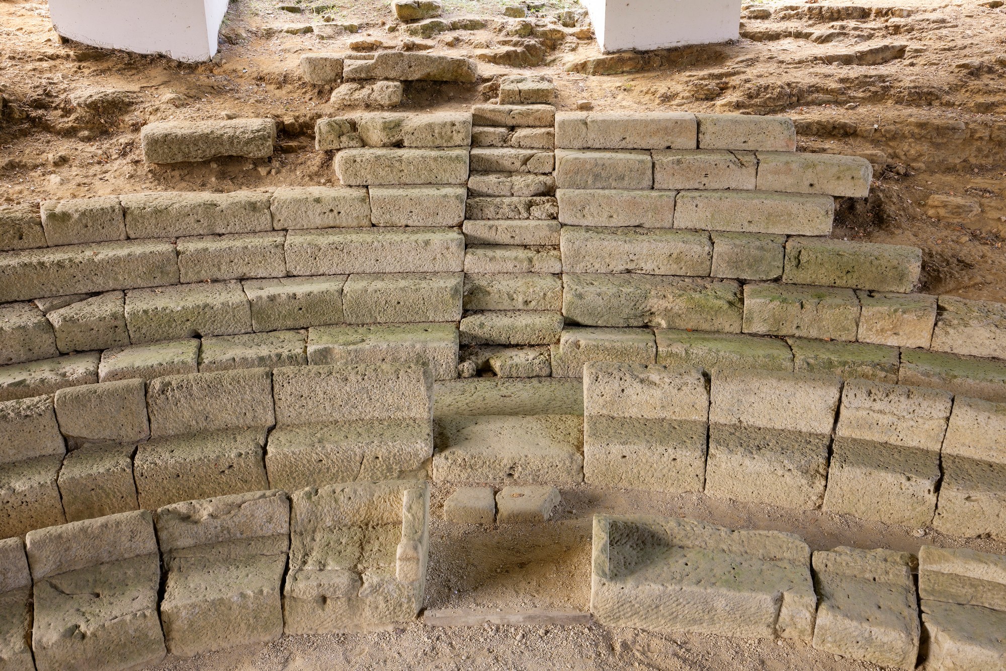 Architekturfotografie Römisches Theater Dalheim — Blick von oben auf die halbrunden Sitzreihen und die Mitteltreppe