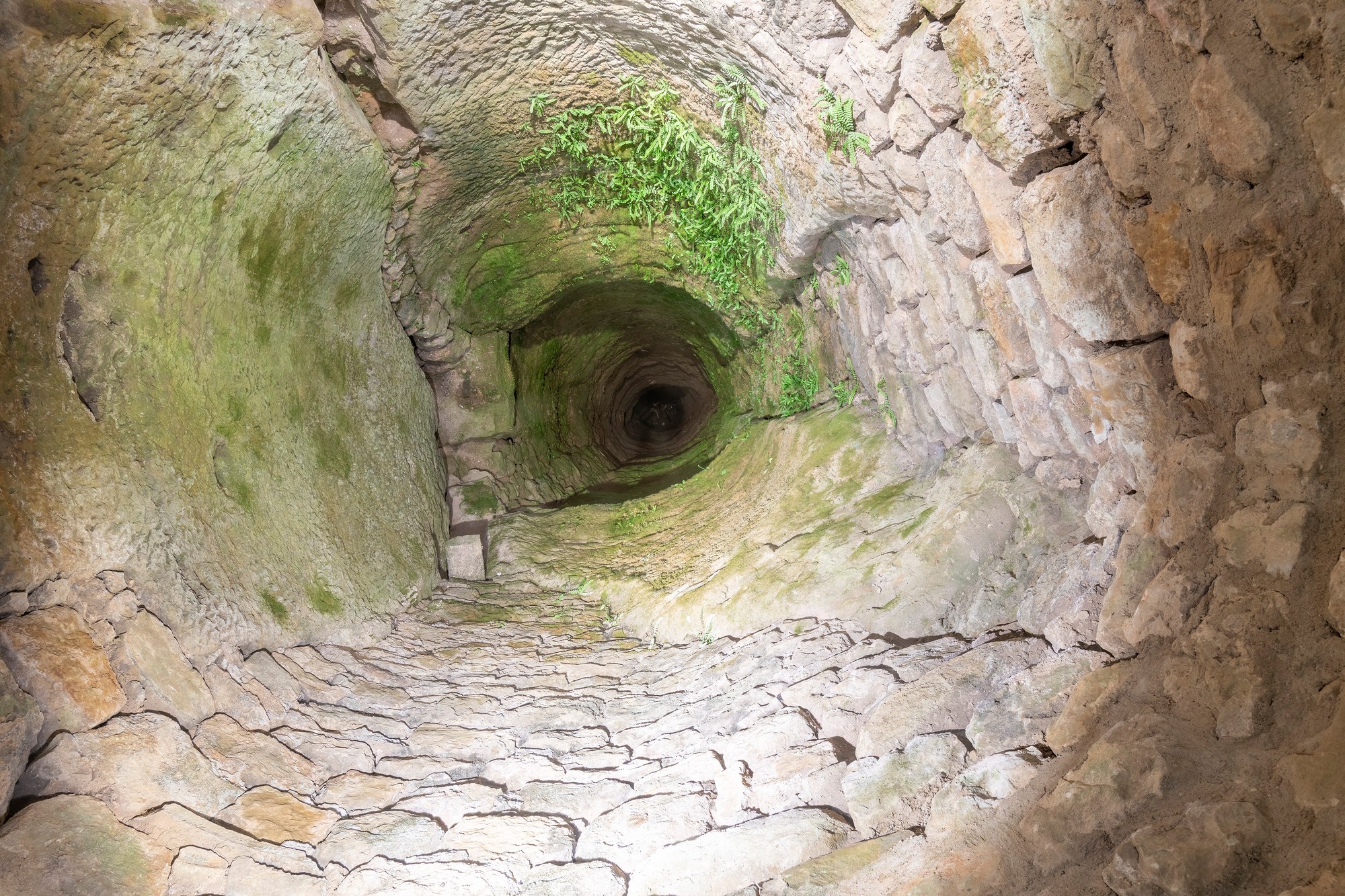 Architekturfotografie Criechinger Haus, Burg Larochette — Blick hinab in den gemauerten Brunnenschacht