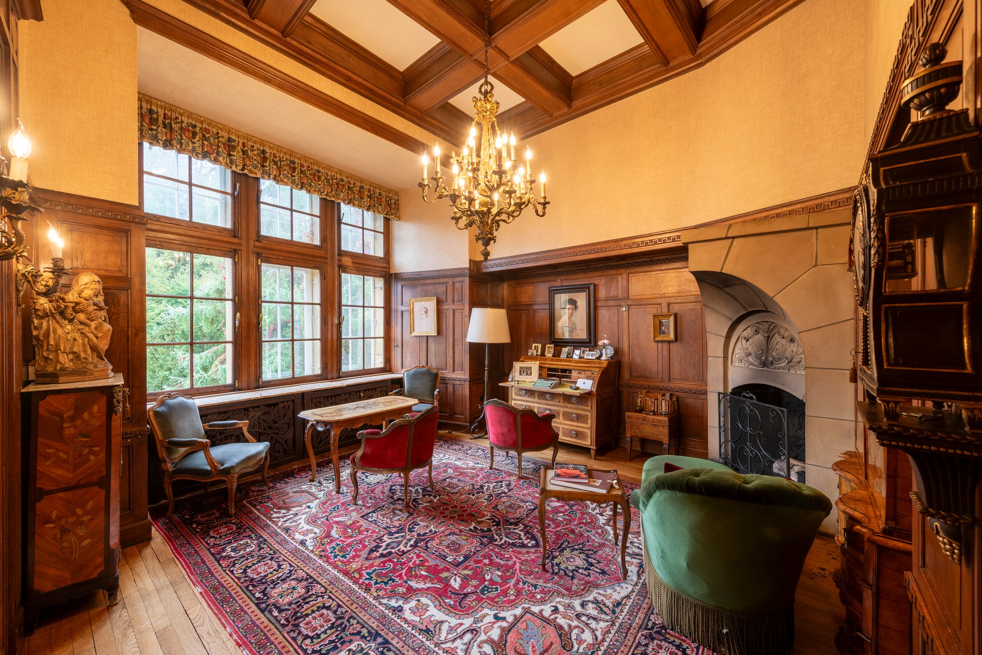 Architekturfotografie Renaissanceschloss Beaufort — Salon mit Holzvertäfelung, Kassettendecke, Kronleuchter, Sekretär und Kamin